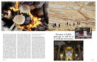 Au menu le matin
comme le soir: des
galettes de pain et
du thé préparés sur
un feu de camp.
En route pour
Naplouse à travers
un vaste désert
de pierres.
Chaque pélerin
est un client
potentiel.
Située au pied du mont des
Oliviers à Jérusalem, l'église de
Toutes-les-Nations, est l'une des
plus belles églises visit­ées durant
ce périple en Terre Sainte.
d’être prisonnière me viendra plusieurs
fois au cours de ce voyage. En voyant,
parfois au loin, parfois de près, les murs
érigés le long de la frontière, des check-
points dans des déserts de pierres ou des
avions de combat sur le ciel d’azur. Ce
qui est d’autant plus agaçant que la paix
et la tranquillité règnent sur ces paysa­
ges. Mais pour ressentir cela, il faut venir
d’ailleurs. Les autochtones ne mar­chent
pas s’ils ne sont pas obligés de le faire. 
Notre groupe ne se déplace d’ailleurs
pas toujours à pied. Nous embarquons à
bord d’un minibus pour contourner les
points névralgiques ou les zones sans
intérêt. Nazareth, notre première étape,
permet une acclimatation religieuse.
L’appel matinal du muezzin ne réveille
pas uniquement les fidèles de la mos­
quée. Plus tard, des chrétiens de tous pays
se bousculent dans les ruelles de la vieille
ville, jusqu’à ce qu’ils atteignent le cloître
de l’église de l’Annonciation et qu’ils
aperçoivent les nombreuses statues de
Marie, apportées du monde entier, qui y
sont rassemblées. Les représentations de
Marie et de Jésus sont diverses et colo­
rées, à l’image de l’humanité. La Marie
thaïe a l’air d’une danseuse du temple.
L’Enfant Jésus de Guadeloupe est un
peu rondouillard et il a la peau foncée.
Nous rencontrons encore plus de gens
sur le mont Thabor, qui attire les croyants
comme un aimant. Car c’est ici, en face
de Nazareth, qu’aurait eu lieu la trans­
figuration du Christ. Avec Esther dans
notre groupe, nous avons toujours le bon
contexte historique et biblique. L’étape
suivante offre un contraste saisissant
avec ce lieu de pèlerinage florissant. Une
heure plus tard, nous arrivons en mini­
bus au check-point de Jénine, en Cisjor­
danie. Son camp de réfugiés s’est étendu
jusqu’à devenir un quartier de la ville.
Durant la deuxième intifada, en 2002,
Jénine a été attaquée par les Israéliens
à plusieurs reprises. Les traces de ces
combats sont encore visibles et sensibles
aujourd’hui. Déchets et débris encom­
brent les rues non asphaltées, et nombre
d’immeubles sont en ruines. La jeunesse
n’a pas de travail, mais des rêves. Que
faut-il craindre le plus: d’être déçus ou
de voir ces rêves se réaliser? 
Grosses chaussures et talons hauts
Le matin à Jénine s’annonce tel une pro­
messe, au moins pour notre groupe. Le
ciel est bleu, l’air est transparent, même
si un soupçon de fumée s’y mêle. Il y a
toujours quelqu’un ici qui brûle quelque
chose. Le mont Guilboa offre le specta­
cle d’un paysage aux doux reliefs, bordés
d’oliveraies et de vergers. Pour un ran­
donneur suisse un peu entraîné, les 21 kilo­
mètres menant à Zabadeh ne représentent
pas un gros défi. Mais pour moi si! (Voir
le début de cet article.) Lorsque je cherche
à récapituler les autres régions et lieux
traversés, mes pensées s’attardent la plu­
part du temps à Douma. Nous y sommes
arrivés le sixième jour. Nous venions de
Naplouse, où des hommes étaient ras­
semblés et où régnait une certaine agres­
sivité. Etait-ce bien réel ou une simple
supposition de ma part? Douma affichait
un visage très différent: des enfants
jouaient dans les rues, on apercevait des
Personne n ‚ achète
quoi que ce soit ici si
ce n ‚ est pas nécessaire.
VOYAGER RANDONNÉE EN TERRE SAINTE
Vivai 2017 5352 Vivai 2017
 