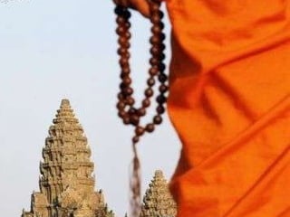 O discípulo chegou ao mosteiro e perguntou ao mestre: - como faço para viver bem com as pessoas? Não suporto gente mentirosa… não tolero os invejosos… às vezes penso que não sou deste mundo… Pacientemente, o mestre disse: - o mundo é o que é, ele não muda em função das suas emoções. Não há como mudar as pessoas… a única mudança possível é a de si mesmo. Tudo o que você pode fazer é aprender a viver como as flores… 