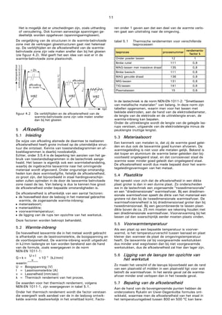 11
Het is mogelijk dat er uitscheidingen zijn, zoals uitharding
of veroudering. Ook kunnen aanwezige spanningen ge-
deeltelijk worden opgeheven (spanningsarmgloeien).
De vergelijking van de structuren in de warmte-beïnvloede
zone met de verkregen gloeistructuren gaat niet helemaal
op. De verblijftijden en de afkoelsnelheid van de warmte-
beïnvloede zone zijn vele malen sneller dan bij het gloeien
(zie figuur 4.2). Wel geeft het een idee van wat er in de
warmte-beïnvloede zone plaatsvindt.
figuur 4.2 De verblijftijden en de afkoelsnelheid van de
warmte-beïnvloede zone zijn vele malen sneller
dan bij het gloeien
5 Afkoeling
5.1 Inleiding
De wijze van afkoeling alsmede de daarmee te realiseren
afkoelsnelheid heeft grote invloed op de uiteindelijke struc-
tuur die ontstaat. Kennis van toestandsdiagrammen en af-
koeldiagrammen is daarbij noodzakelijk.
Echter, onder 3.5.4 is de beperking ten aanzien van het ge-
bruik van toestandsdiagrammen in de lastechniek aange-
haald. Het lassen is eigenlijk ook een warmtebehandeling,
waarbij de ingebrachte laswarmte naar het omringende
materiaal wordt afgevoerd. Onder ongunstige omstandig-
heden kan deze warmteafgifte, feitelijk de afkoelsnelheid,
zo groot zijn, dat bijvoorbeeld in staal hardingsverschijn-
selen zullen optreden in de door de laswarmte beïnvloede
zone naast de las. Van belang is dus te kennen hoe groot
de afkoelsnelheid onder bepaalde omstandigheden is.
De afkoelsnelheid is afhankelijk van een aantal factoren:
 de hoeveelheid door de lasboog in het materiaal gebrachte
warmte, de zogenaamde warmte-inbreng;
 materiaalsoort;
 materiaaldikte;
 voorwarmtemperatuur;
 de ligging van de rups ten opzichte van het werkstuk.
Deze factoren worden beknopt behandeld.
5.2 Warmte-inbreng
De hoeveelheid laswarmte die in het metaal wordt gebracht
is afhankelijk van de lasstroomsterkte, de boogspanning en
de voortloopsnelheid. De warmte-inbreng wordt uitgedrukt
in kJ/mm laslengte en kan worden berekend aan de hand
van de formule, zoals weergegeven in de norm
NEN-EN 1011-1:
U×I
Q=k× ×10–3
[kJ/mm]
v
waarin:
U = Boogspanning [V]
I = Lasstroomsterkte [A]
v = Lassnelheid [mm/sec]
k = Thermisch rendement van het proces.
De waarden voor het thermisch rendement, volgens
NEN-EN 1011-1, zijn weergegeven in tabel 5.1.
Onder het thermisch rendement wordt die factor verstaan
die weergeeft welk aandeel van de in de lasboog ontwik-
kelde warmte daadwerkelijk in het smeltbad komt. Facto-
ren onder 1 geven aan dat een deel van de warmte verlo-
ren gaat aan uitstraling naar de omgeving.
tabel 5.1 Thermische rendementen voor verschillende
lasprocessen
lasproces procesnummer
rendements-
factor k
Onder poeder lassen 12 1
Bmbe rutiel 111 0,8
MAG-lassen met massieve draad 135 0,8
Bmbe basisch 111 0,8
MAG gevulde draad 136 0,8
MIG-lassen 131 0,8
TIG-lassen 141 0,6
Plasmalassen 15 0,6
In de lastechniek is de norm NEN-EN-1011-2: "Smeltlassen
van metallische materialen" van belang. In deze norm zijn
tabellen opgenomen, waarin men voor het lassen met
beklede elektroden, aan de hand van de elektrodediameter,
de lengte van de elektrode en de uittreklengte ervan, de
warmte-inbreng kan bepalen.
Onder de uittreklengte wordt de lengte van de gelegde las-
rups verstaan, uitgaande van de elektrodelengte minus de
peuklengte (nuttige lengte).
5.3 Materiaalsoort
Een kenmerk van metalen is, dat zij de warmte goed gelei-
den en dus ook de laswarmte goed kunnen afvoeren. De
warmtegeleiding is niet voor alle metalen gelijk. Bekend is
dat koper en aluminium de warmte beter geleiden dan bij-
voorbeeld ongelegeerd staal, en dat corrosievast staal de
warmte weer minder goed geleidt dan ongelegeerd staal.
De afkoelsnelheid wordt dus mede bepaald door het warm-
tegeleidingsvermogen van het metaal.
5.4 Plaatdikte
Het spreekt voor zich dat de afkoelsnelheid in een dikke
plaat groter is dan in een dunne plaat. Zo onderscheiden
we in de lastechniek een zogenaamde "tweedimensionale"
en een "driedimensionale" warmteafvoer. Bij een driedimen-
sionale warmteafvoer speelt de dikte van het materiaal een
grotere rol dan bij de tweedimensionale warmteafvoer. De
warmteafvoersnelheid is bij driedimensionaal groter dan bij
tweedimensionaal. Bij een gecombineerde te lassen plaat-
dikte boven de ca. 25 mm moeten we rekening houden met
een driedimensionale warmteafvoer. Voorverwarming bij het
lassen zal dan waarschijnlijk eerder moeten plaats vinden.
5.5 Voorwarmtemperatuur
Als een plaat op een bepaalde temperatuur is voorver-
warmd, is het temperatuurverschil tussen lasnaad en plaat
kleiner dan wanneer de plaat de omgevingstemperatuur
heeft. De laswarmte zal bij voorgewarmde werkstukken
dus minder snel wegvloeien dan bij niet voorgewarmde
werkstukken, dus de afkoelsnelheid zal hier dan lager zijn.
5.6 Ligging van de lasrups ten opzichte van
het werkstuk
Zo maakt het verschil of de lasrups bijvoorbeeld aan de rand
van een plaatveld of midden in een plaatveld ligt voor wat
betreft de warmteafvoer. In het eerste geval zal de warmte-
afvoer minder snel verlopen dan in het tweede geval.
5.7 Bepaling van de afkoelsnelheid
Aan de hand van de bovengenoemde punten hebben de
onderzoekers Rykalin en Uwer-Degenkolbe formules ont-
wikkeld, waarmee men de afkoelsnelheid van het staal in
het temperatuursgebied tussen 800 en 500 ºC kan bere-
 