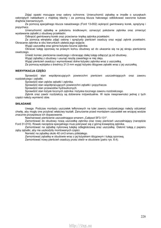 228
Zdjąć opaski mocujące oraz osłony ochronne. Unieruchomić zębatkę w imadle o szczękach
osłoniętych nakładkami z miękkiej blachy i za pomocą klucza hakowego odblokować sworznie kulowe
drążków kierowniczych.
Za pomocą specjalnego klucza nasadowego (Ford 13-002) wykręcić gwintowany korek, sprężynę i
popychacz.
Unieruchomić zębatkę w położeniu środkowym; oznaczyć położenie zębnika oraz zmierzyć
wystawanie zębatki z obudowy przekładni.
Odkręcić gwintowany korek oraz przeciwna- krętkę zębnika przekładni.
Za pomocą wkrętaka zdjąć osłonę i sprężysty pierścień osadczy oraz wyjąć zębnik przekładni.
Obracanie zębnika w obu kierunkach ułatwia jego wyjęcie.
Wyjąć uszczelkę oraz górne łożysko toczne zębnika.
Obracać tuleję oporową na prawym końcu obudowy aż do ukazania się na jej skraju pierścienia
osadczego.
Unieść koniec pierścienia osadczego i obracając dalej tuleję odłączyć ją od obudowy.
Wyjąć zębatkę z obudowy i usunąć resztę zawartego w niej oleju.
Wyjąć pierścień osadczy i wymontować dolne łożysko zębnika wraz z uszczelką.
Za pomocą wybijaka o średnicy 21,5 mm wyjąć łożysko ślizgowe zębatki wraz z jej uszczelką.
WERYFIKACJA CZĘŚCI
Sprawdzić stan współpracujących powierzchni pierścieni uszczelniających oraz zaworu
rozdzielczego i zębatki.
Sprawdzić stan zębów zębatki i zębnika.
Sprawdzić stan współpracujących powierzchni zębatki i popychacza.
Sprawdzić stan przewodów hydraulicznych.
Sprawdzić stan łożysk tocznych zębnika i łożyska tocznego zaworu rozdzielczego.
Zębnik oraz zawór rozdzielczy są dobierane indywidualnie. W razie niesprawności jednej z tych
części należy wymienić obie.
SKŁADANIE
Uwaga. Podczas montażu uszczelek teflonowych na tulei zaworu rozdzielczego należy odczekać
chwilę, aby mogły one przybrać właściwy kształt. Zanurzenie przed montażem uszczelek we wrzącej wodzie
znacznie przyspiesza ich dopasowanie.
Nasmarować pierścienie uszczelniające smarem „Calipsol SF3-131".
Zamontować do obudowy nową uszczelkę zębnika oraz nowy pierścień uszczelniający (narzędzie
Ford 31-010). Rowek narzędzia specjalnego musi pokrywać się z górną krawędzią zębnika.
Zamontować na zębatkę nylonową tulejkę odległościową oraz uszczelkę. Osłonić tuleją z papieru
zęby zębatki, aby nie uszkodziły montowanych części.
Nanieść na zębatkę około 40 cm3 smaru półstałego.
Zamontować zębatkę w obudowie wraz z jej łożyskiem ślizgowym i tuleją oporową.
Zamontować nowy pierścień osadczy przez otwór w obudowie (patrz rys. 8.4).
http://vnx.su
 