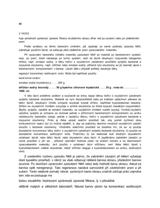 40
2 100352
ňuje vyhodnotit správnost opravné filtrace zkušebního obrazu dříve než po usušení nebo po závěrečném
praní.
Podle vynálezu se těmto barevným změnám, jež vyplývají ze samé podstaty způsobu Nikfi,
zabraňuje použitím lázně, se zařazuje před závěrečné praní zpracovaného materiálu.
Při zpracování barevného citlivého materiálu způsobem Nikfi se materiál po barvotvorném vyvolání,
resp. po praní, které následuje po tomto vyvolání, vloží do lázně obsahující rozpustidlo halogenidu
stříbra, např. sirnatan sodný, a látku tvořící s oxydačními zplodinami použitého vyvíječe bezbarvé a
rozpustné sloučeniny, např. siřičitan nebo sirnatan sodný, přičemž tyto sloučeniny se již nesmějí vázat s
barvotvornými komponentami v barviva. Lázeň dále v případě potřeby obsahuje látky
regulující koncentraci vodíkových iontů. Může být například použito
lázně tohoto složení:
sirnatan sodný krystalický p. . . . . 200 g
siřičitan sodný bezvodý . . . . . 50 g kyselina cltrůnová krystalická . . . . 25 g . voda do . . . . . . . . . .
1000. ml.
V této lázni proběhne ustálení a současně se vrstvy napojí látkou tvořící s oxydačními zplodinami
vyvíječe bezbarvé sloučeniny. Materiál se nyní bezprostředně nebo po krátkém opláchnutí přenese do
bělicí lázně, obsahující činidlo schopné oxydovat kovové stříbro, například kyanoželezitan draselný.
Stříbro se oxydačním činidlem zoxyduje a vzniklá sloučenina se ihned rozpustí masáklým rozpustidlem.
Zbytky vyvíječe, nasáklé ve vrstvách materiálu, se oxydačním činidlem rovněž oxydují. Vzniklá oxydační
zplodina vyvíječe je schopna se slučovat jednak s přítomnými barvotvornými komponentami za vzniku
nežádoucího barevného závoje, jednak s nasáklcu látkou, tvořící s oxydačními zplodinami bezbarvé a
rozpustné sloučeniny. Proto je třeba upravit reakční prostředí tak, aby poměr rychlostí obou
konkurenčních reakcí byl co možná největší, tj. aby se prakticky všechno množství oxydačních zplodin
sloučilo v bezbarvé sloučeniny. Vhodného reakčního prostředí se dosáhne tím, že se: a) použije
dostatečné koncentrace látky tvořící s oxydačními zplodinami vyvíječe bezbarvé sloučeniny, b) použije se
dostatečné koncentrace vodíkových iontů. Podmínku b) lze realisovat buď vhodným okyselením
ustalovací lázně, nebo bělicí lázně, nebo okyselením obou lázní. K úspěšnému zabránění závojům je
nutné prostředí o pH asi , přičemž optimální hodnota závisí na složení roztoků a na vlastnostech
zpracovávaného materiálu. Je-li použito v ustalovací lázni siřičitanu, není třeba bělicí lázeň s
kyanoželezitanem zvláště okyselovat, neboť siřičitan reaguje s kyanoželezitanem za vzniku, vodíkových
iontů.
Z uvedeného rozboru způsobu Nikfi je patrno, že zabránění závojům při bělení vyžaduje
dosti kyselého prostředí, v němž se však odbarvují některá barviva obrazu, především barvivo
azurové. Po skončení zpracování způsobem Nikfi nelze tedy hodnotit barvy obrazu, dokud se
barviva opět neregenerují. Tato regenerace nastává samovolně při závěrečném praní a při
sušení. Tento relativně pomalý návrat. správných barev obrazu značně zdržuje práci zejména
tam, kde se postupuje me
todou visuálního hodnocení správnosti opravné filtrace, tj. v převážné
většině malých a středních laboratoří. Návrat barviv závisí na koncentraci vodíkových
 