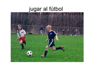 jugar al fútbol
 