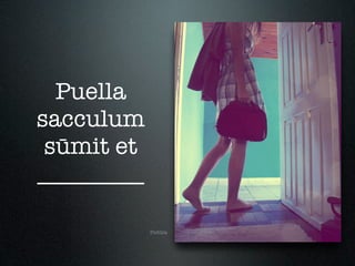 Puella
sacculum
 sūmit et
_________

            Pictūra
 