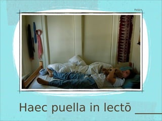 Haec puella in lectō _____
Pictūra
 