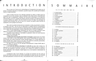 bz
1 N T R o D u c T o N
Plus ou moins mis à l'écart par les méthodologies de l'enseignement des langues qui ont
prévalu ces dernières décennies, le vocabulaire a pourtant toujours été considéré par les étudiants
comme un objectif prioritaire.
Certes, le temps n'est plus où les méthodes imposaient aux élèves un régime pauvre en
vocabulaire et où les mots nouveaux, notés à la dérobée sur des carnets secrets, ne pouvaient être
appris que dans la clandestinité. L'utilisation des documents authentiques et les approches
communicatives ont mis fin à l'époque des grandes restrictions lexicales et les apprenants peuvent
à nouveau satisfaire leur appétit, voire leur boulimie de mots. Par ailleurs, les techniques de
créativité (remue-méninges, jeux avec les mots, etc.) suscitent une grande variété d'activités de
mobilisation et de recyclage du stock lexical.
Mais, entre les activités de découverte du vocabulaire et celles qui permettent sa révision,
un manque se fait sentir : celui d'un lieu où s'effectuerait un véritable travail de conceptualisation
et de mémorisation, où les mots rencontrés au hasard des textes et des apports ponctuels seraient
mis en relation dans des organisations, stockés et disponibles dans la mémoire de l'apprenant.
C'est ce travail d'apprentissage systématique que visent les ouvrages Vocabulaire niveau
débutant et Vocabulaire niveau intermédiaire se complétant et s'enrichissant mutuellement.
Vocabulaire niveaux débutànt et intermédiaire se présentent comme une suite d'exercices
autocorrectifs (voir Corrigés page 120).
Chaque exercice propose :
• la découverte d'un ensemble lexical limité et homogène organisé autour d'un thème
concret, d'une notion ou d'une idée générale, d'une structure fondamentale de la pensée, d'un
acte de parole, d'un schéma situationnel, narratif, descriptif, logique, etc. Un index répertoriant les
thèmes abordés dans chaque exercice (voir page 143) permet les recherches personnelles,
l'enrichissement progressif et la capitalisation des connaissances.
Par ailleurs, les exercices ont été regroupés thématiquement à chaque double page et
autour de six domaines généraux.
• un travail de réflexion sémantique et culturelle qui peut, dans certains cas,
déboucher sur une activité de production, mais qui a surtout pour objectif d'explorer et d'affiner le
sens des mots (polysémie, synonymie, antonymie, etc.), d'initier aux systèmes de production
lexicale (dérivations, mots composés, emplois figurés, etc.) et de favoriser la mémorisation de
l'ensemble lexical.
, 
Compléments utiles à toute méthode, cès ouvrages de Vocabulaire sont des outils qui
peuvent être utilisés aussi bien pour une révision systématique du lexique que pour une recherche
ponctuelle (préparation à la lecture d'un texte, à une production écrite, à un jeu de rôles, etc.).
2
"!
M
~0
ci
oi
z
al
!l
N
'"~
..c
.2
li
~
.s..i3
@
j
s o M M A
L H o M M E
1. Le corps humain ..........................:.......................................... 6
2. L'activité physique ..................... ............................... 8
3. Les sens ...................................................................................... 10
4. Les états physiques ............................................................... 12
5. La nourriture ............................................................................ 14
6. L'hygiène ................................................................ 16
7. La maladie et la santé ......................................................... 18
8. Les âges de la vie .................................................................... 20
9. Le caractère .............................................................................. 22
10. Les sentiments ............................................................. ........... 24
11 .
12.
13.
14.
15.
16.
17.
18.
19.
20.
21.
22.
23.
24.
25.
26.
27.
28.
L ' ENVIRONNEMENT
La maison ................................................................................. 28
Les objets quotidiens ........................................................ 30
La ville ........................................................................................ 32
Le ciel ......................................................................................... 34
La terre .....................................................................................
L'eau ............................................................................................
Le feu et la lumière ...............................................................
36
38
40
Climats et saisons ................................................................... 42
Les animaux ...........................................................................
L "es vegetaux ............................................................................
L A SOC ÉTÉ
44
46
Les vêtements .......................................................................... 50
Les activités quotidiennes ................................................... 52
Famille et rencontres ............................................................ 54
La morale ................................................................................. 56
Le gouvernement .................................................................. 58
Conflits et solidarité .............................................................. 60
Les faits divers ........................................ ....................... ...... 62
Le monde ................................................................................. 64
3
1 R E
 