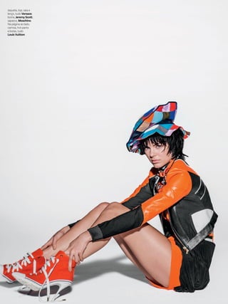 Jaqueta, top, saia e
lenço, tudo Versace;
boina, Jeremy Scott;
sapatos, Moschino.
Na página ao lado,
camisa, hot pants
e botas, tudo
Louis Vuitton
 
