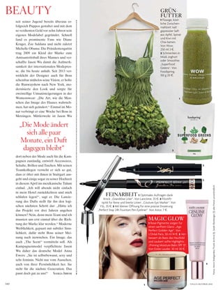 140
BEAuty
seit seiner Jugend bereits überaus er-
folgreich Puppen gestaltet und mit dem
so verdienten Geld vor zehn Jahren sein
eigenes Modelabel gegründet. Schnell
fand es prominente Fans wie Diane
Kruger, Zoe Saldana und nicht zuletzt
Michelle Obama: Die Präsidentengattin
trug 2009 ein Kleid der Marke zum
Amtsantrittsball ihres Mannes und ver-
schaffte Jason Wu damit die Aufmerk-
samkeit der internationalen Modepres-
se, die bis heute anhält. Seit 2013 ver-
wirklicht der Designer auch für Boss
scheinbar mühelos seine Vision, er holte
die Runwayshow nach New York, mo-
dernisierte den Look und sorgte für
zweistellige Umsatzsteigerungen in der
Womenswear: „Die Art, wie die Men-
schen das Image des Hauses wahrneh-
men, hat sich geändert.“ Einmal im Mo-
nat verbringt er eine Woche bei Boss in
Metzingen. Mittlerweile ist Jason Wu
dort neben der Mode auch für die Kam-
pagnen zuständig, entwirft Accessoires,
Schuhe, Brillen und Taschen. Mit seinen
Teamkollegen versteht er sich so gut,
dass er öfter mit ihnen in Stuttgart aus-
geht und einige sogar zu seiner Hochzeit
in diesem April ins mexikanische Tulum
einlud. „Ich will abends nicht einfach
in mein Hotel zurückkehren und mich
schlafen legen!“, sagt er. Die Lancie-
rung des Dufts stellt für ihn den logi-
schen nächsten Schritt dar: „Hätte ich
das Projekt vor drei Jahren angehen
können? Nein, denn mein Team und ich
mussten uns erst einmal über die Rich-
tung der Marke klar werden.“ Moderne
Weiblichkeit, gepaart mit subtiler Sinn-
lichkeit, dafür steht Boss seiner Mei-
nung nach inzwischen. Ein Image, das
auch „The Scent“ vermitteln soll. Als
Kampagnenmodel verpflichtete Jason
Wu daher das deutsche Model Anna
Ewers: „Sie ist selbstbewusst, sexy und
sehr feminin. Nicht nur vom Aussehen,
auch von ihrer Persönlichkeit her. Sie
steht für die nächste Generation. Das
passt doch gut zu uns!“ Saskia Ibrom
„Die Mode ändert
sich alle paar
Monate, ein Duft
dagegen bleibt“
GRÜN-
FUTTER
1 Flüssige, köst-
liche Zwischen-
mahlzeit: kalt
gepresster Saft
aus Apfel, Spinat
und Kiwi mit
Chia-Samen.
Von Wow,
250 ml 3 §.
2 Schmecken in
Müsli, Joghurt
oder Smoothie:
„Superfood
Greens“. Von
Foodspring,
150 g 20 §.
FEINARBEIT 1 Optimales Auftragen dank
Knick: „Grandiôse Liner“. Von Lancôme, 35 §. 2 Filzstift-
optik für feine und breite Linien: „Couture Eye Marker“. Von
YSL, 35 §. 3 Mit kleiner Öffnung für eine präzise Dosierung:
„Perfect Stay 24h Fountain Pen Eyeliner“. Von Astor, 7 §.
1
2
3
1
2
Fotos:HorstDiekgerdes/TrunkArchive(1),SarahIllenberger(1);allePreiseunverbindlich
MAGIC GLOW
1 Rosé-Pigmente sorgen für
einen sanftem Glanz: „Age
Perfect Golden Age“. Von
L’Oréal Paris, 50 ml 14 §. 2 Ver-
bessert als Basis das Hautbild
und zaubert softe Highlights:
„Priming Moisture Balm SPF 15“.
Von Estée Lauder, 30 ml 38 §.
VOGUE OKTOBER 20161
2
 