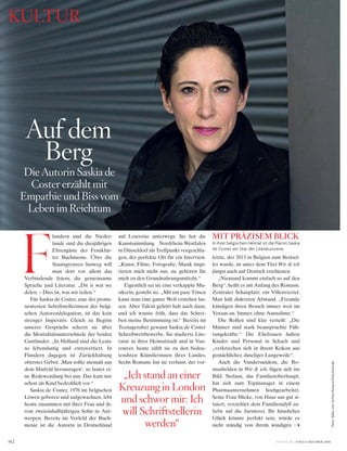 Foto:EkkovonSchwichow/schwichow.de
162
kultuR
VOGUE.DE / VOGUE OKTOBER 2016
F
landern und die Nieder-
lande sind die diesjährigen
Ehrengäste der Frankfur-
ter Buchmesse. Über die
Staatsgrenzen hinweg will
man dort vor allem das
Verbindende feiern, die gemeinsame
Sprache und Literatur. „Dit is wat we
delen. – Dies ist, was wir teilen.“
Für Saskia de Coster, eine der promi-
nentesten Schriftstellerinnen der belgi-
schen Autorendelegation, ist das kein
strenger Imperativ. Gleich zu Beginn
unseres Gesprächs scherzt sie über
die Mentalitätsunterschiede der beiden
Gastländer: „In Holland sind die Leute
so lebenslustig und extrovertiert. In
Flandern dagegen ist Zurückhaltung
oberstes Gebot. ,Man sollte niemals aus
dem Maifeld herausragen‘, so lautet ei-
ne Redewendung bei uns. Das kam mir
schon als Kind bedrohlich vor.“
Saskia de Coster, 1976 im belgischen
Löwen geboren und aufgewachsen, lebt
heute zusammen mit ihrer Frau und ih-
rem zweieinhalbjährigen Sohn in Ant-
werpen. Bereits im Vorfeld der Buch-
messe ist die Autorin in Deutschland
auf Lesereise unterwegs. Sie hat die
Kunstsammlung Nordrhein-Westfalen
in Düsseldorf als Treffpunkt vorgeschla-
gen, der perfekte Ort für ein Interview.
„Kunst, Filme, Fotografie, Musik inspi-
rieren mich nicht nur, sie gehören für
mich zu den Grundnahrungsmitteln.“
Eigentlich sei sie eine verkappte Mu-
sikerin, gesteht sie. „Mit ein paar Tönen
kann man eine ganze Welt erstehen las-
sen. Aber Talent gehört halt auch dazu,
und ich wusste früh, dass das Schrei-
ben meine Bestimmung ist.“ Bereits im
Teenageralter gewann Saskia de Coster
Schreibwettbewerbe. Sie studierte Lite-
ratur in ihrer Heimatstadt und in Van-
couver, heute zählt sie zu den bedeu-
tendsten Künstlerinnen ihres Landes.
Sechs Romane hat sie verfasst, der vor-
letzte, der 2013 in Belgien zum Bestsel-
ler wurde, ist unter dem Titel Wir & ich
jüngst auch auf Deutsch erschienen.
„Niemand kommt einfach so auf den
Berg“, heißt es am Anfang des Romans.
Zentraler Schauplatz: ein Villenviertel.
Man hält diskreten Abstand. „Freunde
kündigen ihren Besuch immer weit im
Voraus an. Immer, ohne Ausnahme.“
Die Rollen sind klar verteilt: „Die
Männer sind stark beanspruchte Füh-
rungskräfte.“ Die Ehefrauen halten
Kinder und Personal in Schach und
„verkriechen sich in ihrem Kokon aus
gemächlicher, duseliger Langeweile“.
Auch die Vandersandens, die Ro-
manhelden in Wir & ich, fügen sich ins
Bild. Stefaan, das Familienoberhaupt,
hat sich zum Topmanager in einem
Pharmaunternehmen hochgearbeitet.
Seine Frau Mieke, von Haus aus gut si-
tuiert, verzichtet dem Familienidyll zu-
liebe auf die Juristerei. Ihr häusliches
Glück könnte perfekt sein, würde es
nicht ständig von ihrem windigen
„ich stand an einer
kreuzung in london
und schwor mir: ich
will schriftstellerin
werden“
Auf dem
Berg
Die Autorin saskia de
coster erzählt mit
Empathie und Biss vom
leben im Reichtum
MIT PRÄZISEM BLICK
In ihrer belgischen Heimat ist die Flämin Saskia
de Coster ein Star der Literaturszene.
 