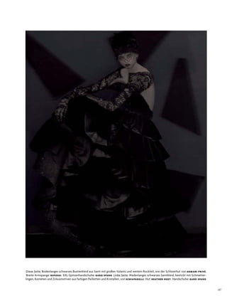 187
diese seite: Bodenlanges schwarzes Bustierkleid aus samt mit großen Volants und weitem rockteil, wie der schleierhut von ARMANI PRIVÉ.
Breite armspange: REPOSSI. XXl­spitzenhandschuhe: GARO SPARO. linke seite: Wadenlanges schwarzes samtkleid, bestickt mit schmetter­
lingen, kometen und Zirkusmotiven aus farbigen Pailletten und kristallen, von SCHIAPARELLI. hut: HEATHER HUEY. handschuhe: GARO SPARO.
 