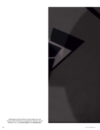 188 VOGUE OKTOBER 2016
Bodenlanges schwarzes Kleid mit einem langen Arm und
Cutouts, hohem Rockschlitz und angesetzter, drapierter altrosa
Stoffbahn vorn, von ATELIER VERSACE. Hut: HEATHER HUEY.
 