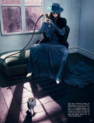 213
diese seite: knielanges Pelzcape von
SONIA RYKIEL. Fein plissiertes chiffon­
kleid mit uniform­Posamenten vorn, um
9500 $, von ROBERTO CAVALLI. hut:
KIN/K. Pumps: CÉLINE. linke seite: cape
aus Fake Fur mit leoprint, um 1160 $, und
écrufarbene denimhose, um 450 $, von
DRIES VAN NOTEN. Weißer hut mit
troddeln: BEHIDA DOLIC.
 