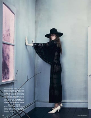218 VOGUE OKTOBER 2016
Spitzenkleid mit weiten Ärmeln, von
DOLCE & GABBANA.Hut:BEHIDA DOLIC.
Lange Handschuhe: LA CRASIA. Pumps:
CÉLINE. Cape rechts aus Kaschmir und
WollemitgezacktenRändern,um1750$,
von SALVATORE FERRAGAMO. Darunter
ein Spitzenkleid aus Seide und Baum-
wolle, um 2500 $, von GIAMBA. Vin-
tage-Hut von PREEN BY THORNTON
PREGAZZI.Strümpfe:WE LOVE COLORS.
BEAUTY-TIPP
Eyeliner „Couture Kajal Black“, High-
lighter „Touche Éclat Noire“ und Lip-
penstift „Rouge Volupté Shine Nude
Lavalliere“ von YSL.
 