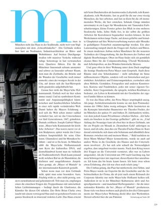 229
sich beim Durchstreifen als faszinierendes Labyrinth, teils Kunst-
akademie, teils Werkstätte, fast zu groß für die nur etwa vierzig
Menschen, die hier arbeiten, und fast zu klein für die oft monu-
mentalen Werke, die hier entstehen. Schmale Gänge münden
unvermutet in ein Lager für Mosaiksteine mit Tausenden Farb-
schattierungen, kleine Fenster geben den Blick in eine mehrere
Stockwerke hohe, lichte Halle frei, in der selbst die größten
Arbeiten für Korrekturen begutachtet werden können. In den
Werkräumen stehen lange Tische, auf denen gefärbte und bemal-
te Glasplatten auf ihre Weiterverarbeitung warten oder Mosaike
in geduldigster Feinarbeit zusammengefügt werden. Ein alter
Lastenaufzug rumpelt durch die Etagen mit Ateliers und Büros.
In einem modernen Anbau stehen Maschinen für die neuesten
Techniken der Glasgestaltung, für das Brennen der Farben und
digitale Bearbeitungen. Oben im Haus findet sich ein gemütlich
cleanes Büro für die Computerabteilung. Überall Werkstücke
und Arbeitsproben, an den Wänden historische Skizzen.
Und ganz oben in ihrer Wohnung unter dem Dach empfängt
die heutige Hausherrin Petra Mayer zum Gespräch. Auch diese
Räume sind eine Schatzkammer – nicht unbedingt im Sinne
millionenteurer Objekte, sondern voll von historischen und per-
sönlichen Artefakten und Erinnerungsstücken, exotischen oder
alten Möbeln, Gemälden, Fotografien und anderen Kunstwer-
ken, Kuriosa und Fundstücken, jedes mit seiner eigenen Ge-
schichte. Kurz: Gegenstände, die spiegeln, welchen Reichtum es
bedeutet, ein Leben in Kontinuität mit der Geschichte der eige-
nen Familie führen zu können.
Es war das Haus selbst, das Petra Mayer ursprünglich anzog.
Als junge Architekturstudentin konnte sie mit dem Postmoder-
nismus der 1980er Jahre wenig anfangen. Mehr faszinierten sie
die Konzepte historischer Baumeister wie Theodor Fischer, der
im München des späten 19. und frühen 20. Jahrhunderts wirkte,
von dem jedoch kaum Privathäuser erhalten blieben. „Ich habe
mich ein bisschen in das Gestrige geflüchtet“, gibt sie zu. „Und
Anfang der Neunziger kam ich eben hier in dieses Gebäude, um
für ein Projekt ein Mosaik in ‚Deutschem Gold‘ anfertigen zu
lassen, und ich sehe, dass dies ein Theodor-Fischer-Haus ist. Kurz
darauf entwickelte sich dann sehr behutsam und allmählich diese
Romanze zwischen mir und meinem Mann...“ Bald nachdem sie
ihren Mann Michael Mayer kennenlernte, wurde sie auch auf
andere Weise in die Geschicke des Hauses und des Unterneh-
mens involviert: „Es hat sich sehr schnell die Notwendigkeit
ergeben, dass umgebaut werden musste. Nach dem Krieg waren
drei Etagen an die Universität vermietet, alles war zu Labors
umgestaltet. Als die Universität um 1993 nach Garching zog, hat
mein Schwiegervater mir zugetraut, diesen Kasten hier umzubau-
en. Ich kann das bis heute kaum fassen. Ich hatte zwar schon
etwas Erfahrung, aber ich war eben noch relativ jung.“
Der Umbau gelang, das Paar hat mittlerweile zwei Söhne, und
Petra Mayer wurde zur Expertin für die Geschichte und die Ar-
beitstechniken der Firma, die ab jetzt nach einem Relaunch der
Corporate Identity nur mehr Mayer’sche Hofkunst heißen soll.
Außerdem ist sie in der Münchner Kulturszene aktiv und An-
sprechpartnerin – und manchmal Herbergsmutter – für die inter-
nationalen Künstler, die bei „Mayer of Munich“ produzieren.
Denn viele von ihnen wohnen auch gleich in den drei Gästeapart-
ments der Mayer’schen Wohnung direkt über den Werkstätten.
Derzeit arbeitet hier die aus Pakistan
itten in
München steht das Haus in der Seidlstraße, nicht weit vom Stigl-
maierplatz mit dem „Löwenbräukeller“. Alte Gebäude stoßen
hier hart an Neubauten, Industriearchitektur an Büro- und
Wohnhäuser. Auf breiten Durchgangs-
straßen tobt massiver Verkehr, während
ruhige Seitenwege in fast verwunschen
leere Quartiere führen. Ein für die
Münchner Innenstadt seltsam anonymer
und schwer zu fassender urbaner Raum,
dem man die Zeitläufte, die Brüche und
die Wunden der Geschichte noch immer
anmerkt, eines der wenigen Areale in der
City, auf denen sich die Isar-Metropole
nicht gnadenlos aufgehübscht hat.
Genau hier steht die Mayer’sche Hof-
kunstanstalt. Einfach weil sie hier schon
immer stand. Und sie symbolisiert Konti-
nuität und Anpassungsfähigkeit künst-
lerischen und handwerklichen Schaffens
in einer sich rapide verändernden Welt.
Damit haben die Mayers Erfahrung –
weil sich die Welt schon immer radikal
verändert hat, seit sie das Unternehmen
vor fünf Generationen, 1847, gründeten.
Damals eröffnete Joseph Gabriel Mayer
seine „Mayer’sche Kunstanstalt für kirch-
liche Arbeiten“. Das waren zuerst vor al-
lem Skulpturen, später wurde das Unter-
nehmen hauptsächlich für seine Glas-
kunst, Glasmalerei und für Mosaiken be-
rühmt – und ist es bis heute. In München
zählt die Mayer’sche Hofkunstanstalt
zum Kern der kulturellen DNA, und
deutschlandweit kennt man sie vielleicht
als Traditionsbetrieb. Doch kaum jemand
weiß, welchen Ruf sie als Manufaktur, die
höchsten und ausgefallensten Ansprü-
chen genügt, als „Mayer of Munich“ in
der internationalen Kunstwelt genießt.
Schon wenn man vor dem Gebäude
steht, spürt man seine besondere Aura.
Prächtig wirkt es, aber nicht protzig, son-
dern zurückhaltend und geheimnisvoll. Tritt man ein, empfangen
einen die einzelnen Etagen des Treppenhauses mit unterschied-
lichen Lichtstimmungen – bedingt durch die Glasfenster, die
Künstler für diesen Ort schufen. Der Brite Brian Clarke etwa
taucht mit einem vorwiegend blau und rot gestalteten Fenster ein
ganzes Stockwerk in irisierend violettes Licht. Das Haus erweist
m
Fortsetzung auf Seite 283
Redaktion:BerndSkupin;FrisurenundMake-up:RenataTraube@PhoenixAgentur,VGBild-Kunst,Bonn2016
 