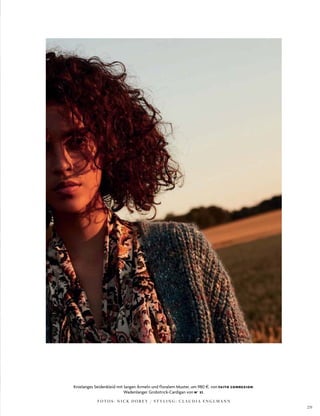 231
F O T O S : N I C K D O R E Y / S T Y L I N G : C L A U D I A E N G L M A N N
knielanges seidenkleid mit langen Ärmeln und floralem Muster, um 980 $, von FAITH CONNEXION.
Wadenlanger Grobstrick­cardigan von N° 21.
 