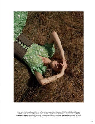 233
diese seite: knielanges organzakleid mit Puffärmeln und aufgestickten Blüten, um 4900 $, wie die Bouclé­corsage,
um 750 $, von PRADA. armreif und kette: LINE & JO. linke seite: Mantel aus besticktem samtpatchwork, um 7500 $,
von ROBERTO CAVALLI. denimhemd, um 550 $, wie das lange seidentuch von SAINT LAURENT. Baumwollhose, um 380 $,
von ODEEH. creolen, kette und ring aus Gelbgold: SASKIA DIEZ. Velourslederschuhe: GIUSEPPE ZANOTTI DESIGN.
 