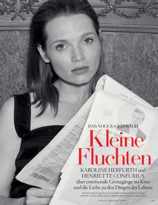 249F O T O S : M I C H A E L H E M Y
KAROLINE HERFURTH und
HENRIETTE CONFURIUS
über emotionale Grenzgänge im Kino
und die Liebe zu den Dingen des Lebens
DAS VOGUE-GESPRÄCH
Kleine
Fluchten
Karoline Herfurth trägt ein schwarzes Kleid mit Glanzstreifen von Chanel,
Henriette Confurius (links) ein grün-weiß gemustertes Kleid von Martin Grant.
 