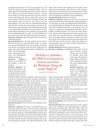 tergruppe heraus gecastet, in die ich nur gegangen war, weil
ich da mit meiner Freundin rumhüpfen konnte. Aber ich
wollte damals nicht Schauspielerin werden. Dann wurde ich
mit 15 Jahren noch mal vom Schulhof aus besetzt – das war
für den Film Crazy. Weil ich eben noch so jung war, habe ich
mir das nicht ausgesucht. Mir war immer klar, dass das ein
sehr unsicherer Beruf ist. Ich habe die Schule beendet, und
mit neunzehn spielte ich dann in Eine andere Liga eine
Deutschtürkin, die sich nach einer Brustkrebserkrankung
über den Sport zurück ins Leben kämpft. Da habe ich ge-
merkt, dass es eine ganz große seelische Herausforderung ist,
so einen Menschen darzustellen. Ein enger Freund, der Re-
gisseur Rainer Kaufmann, hat mir gesagt, es wäre ganz klug,
auf die Schauspielschule zu gehen, um das Handwerk zu
lernen. Du kannst nicht alles nur aus dir selbst herausholen.
Henriette Confurius: Die Schauspielschule hat dann den
Ausschlag gegeben?
Karoline Herfurth: Ja. Ich habe gemerkt, dass ich diesen
Beruf total liebe und spannend finde. Wobei ich anders
war als meine Mitstudenten, die sich mit Haut und Haaren
dem Theater verschrieben hatten und jedes Stück lasen. Ich
wollte auch andere Welten kennenlernen. Deshalb habe ich
2008, nach der Schauspiel-
schule, angefangen, Sozio-
logie und Politikwissen-
schaften zu studieren.
Henriette Confurius:
Meinst du, du schaffst es,
das Studium zu Ende zu
bringen?
Karoline Herfurth: Da
legst du den Finger in die
Wunde. Momentan kriege
ich diesen Spagat nicht hin.
Ich möchte sehr gern einen
Abschluss machen, einfach aus Ehrgeiz, leben muss ich aber
nicht davon. Ich mache das für mich. Trotzdem werde ich ver-
suchen, den Bachelor zu schaffen. Es wird wieder eine Zeit
geben, in der ich intensiver studieren kann als jetzt.
Henriette Confurius: Ich kenne das Gefühl, dass man als
Schauspieler einen Ausgleich braucht. Ich weiß inzwischen
zwar, dass ich den Beruf niemals aufgeben könnte, dafür liebe
ich ihn zu sehr. Aber ich habe mich nur unter der Bedingung
dafür entschieden, dass die Schauspielerei nicht meine einzi-
ge Beschäftigung ist. Ich brauche eine Alternative. Ich liebe
es, alte Möbel zu restaurieren. Gestern war ich in der Werk-
statt, schau dir meine Nägel an! Die Maskenbildner sind da-
von natürlich nicht gerade begeistert.
Karoline Herfurth: Und wie bist du aufs Restaurieren ge-
kommen?
Henriette Confurius: Die Arbeit von Handwerkern faszi-
niert mich, und ich will immer von ihnen lernen. In Dominik
Grafs Film Die geliebten Schwestern trug ich tolle Hüte. Das
hat mich dazu gebracht, danach fünf Monate lang bei einer
Hutmacherin zu arbeiten. In meinen beiden Jahren in Wien,
zwischen 2013 und 2015 war das, lernte ich, das Wiener Ge-
flecht für Stühle herzustellen. Zurück in Berlin, habe ich mir
einen Restaurator gesucht, der solche Flechtarbeiten nicht
selbst macht. Ich habe ihm angeboten, das für ihn zu über-
nehmen und im Gegenzug etwas Neues von ihm zu lernen.
Das fand er gut. Restaurator ist ein schwieriger Beruf. Denn
heute lässt ja kaum noch jemand etwas restaurieren, weil man
alles neu kaufen kann. Flechten ist eine Geduldssache.
Karoline Herfurth: Schön, aber mühselig.
Henriette Confurius: Wenn man weiß, wie viel Arbeit in
solch einem Objekt steckt, bekommt man wirklich Respekt da-
vor. Den habe ich selbst bei handgefertigten Möbelstücken,
die ich hässlich finde. Der Meister, bei dem ich arbeite, ist im
guten Sinn altmodisch. Ihm geht es nicht darum, etwas zu
reparieren, sondern den ursprünglichen Zustand so gut wie
möglich wiederherzustellen. Und wenn das nicht funktio-
niert, weil man einen Nagel reinhauen müsste, dann tut er es
nicht. Oder wenn ihn jemand bittet, einen englischen Tisch
aus den zwanziger Jahren zu lackieren, weigert er sich, weil
diese Tische eben nur geölt waren. Da kann man ihm noch so
viel Geld bieten. Sosehr mir diese Arbeit auch gefällt, vier
Jahre lang jeden Tag in die Lehre zu gehen, kann ich mir al-
lerdings nicht vorstellen.
Karoline Herfurth: Würdest du gern studieren?
Henriette Confurius: Grundsätzlich schon. Das sehe ich
seit dem Abitur als Mög-
lichkeit, doch der Wunsch
ist offenbar noch nicht
stark genug. Produktions-
design würde mich interes-
sieren. Brauchst du eigent-
lich einen handwerklichen
Ausgleich?
Karoline Herfurth: Das
kann ich so nicht sagen. Für
mich ist das Regieführen
schon etwas sehr Hand-
werkliches. Aktiv gesucht
habe ich danach nicht, die Regie für den Film SMS für dich
wurde mir angeboten, zusätzlich zur Hauptrolle. Das passte
sofort zu mir, weil ich mich in dem Genre absolut zu Hause
fühle. Ich liebe romantische Komödien, die eine realistische
Grundlage haben. Diese Chance konnte ich mir nicht entge-
hen lassen, das war wie Schicksal.
Henriette Confurius: Möchtest du irgendwann nur noch
Regie führen?
Karoline Herfurth: Nein, ich will auf jeden Fall Schauspie-
lerin bleiben, schon allein deshalb, weil ich mir ein anderes
Leben gar nicht vorstellen könnte. Abgesehen davon stecke
ich als Regisseurin noch in den Babyschuhen.
Henriette Confurius: Was erwartest du als Regisseurin von
Schauspielern?
Karoline Herfurth: Das hängt vom Typ ab, jeder reagiert
anders. Ich jedenfalls mag diskutierfreudige, fordernde
Schauspieler. Ein Schauspieler kann mich so lange fragen, bis
er genau weiß, was er spielen soll. Wenn man sich nach einem
Drehtag die Aufnahmen ansieht, erkennt man sofort, ob je-
mand eine Ahnung davon hat, was er sagt und spielt, auch
wenn er nur kurz zu sehen ist und nur einen einzigen Ton von
sich gibt. Es geht um Nuancen, die nachher einen großen Un-
terschied machen. Ich würde nicht sagen, dass ich diese Her-
252 VOGUE OKTOBER 2016
„ich liebe es, nebenher
alte Möbel zu restaurieren.
gestern war ich in
der Werkstatt. schau dir
meine nägel an!“
HENRIETTE CONFURIUS
 