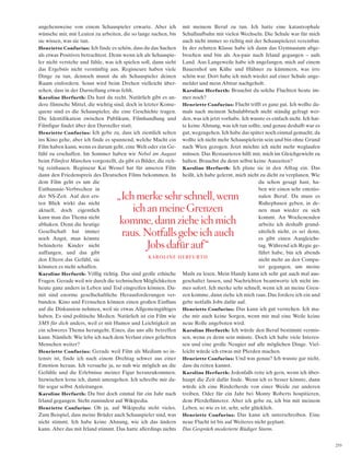 253
angehensweise von einem Schauspieler erwarte. Aber ich
wünsche mir, mit Leuten zu arbeiten, die so lange suchen, bis
sie wissen, was sie tun.
Henriette Confurius: Ich finde es schön, dass du das Suchen
als etwas Positives betrachtest. Denn wenn ich als Schauspie-
ler nicht verstehe und fühle, was ich spielen soll, dann sieht
das Ergebnis nicht vernünftig aus. Regisseure haben viele
Dinge zu tun, dennoch musst du als Schauspieler deinen
Raum einfordern. Sonst wird beim Drehen vielleicht über-
sehen, dass in der Darstellung etwas fehlt.
Karoline Herfurth: Da hast du recht. Natürlich gibt es an-
dere filmische Mittel, die wichtig sind, doch in letzter Konse-
quenz sind es die Schauspieler, die eine Geschichte tragen.
Die Identifikation zwischen Publikum, Filmhandlung und
Filmfigur findet über den Darsteller statt.
Henriette Confurius: Ich gebe zu, dass ich ziemlich selten
ins Kino gehe, aber ich finde es spannend, welche Macht ein
Film haben kann, wenn es darum geht, eine Welt oder ein Ge-
fühl zu erschaffen. Im Sommer haben wir Nebel im August
beim Filmfest München vorgestellt, da gibt es Bilder, die rich-
tig reinhauen. Regisseur Kai Wessel hat für unseren Film
dann den Friedenspreis des Deutschen Films bekommen. In
dem Film geht es um die
Euthanasie-Verbrechen in
der NS-Zeit. Auf den ers-
ten Blick wirkt das nicht
aktuell, doch eigentlich
kann man das Thema nicht
abhaken. Denn die heutige
Gesellschaft hat immer
noch Angst, man könnte
behinderte Kinder nicht
auffangen, und das gibt
den Eltern das Gefühl, sie
könnten es nicht schaffen.
Karoline Herfurth: Völlig richtig. Das sind große ethische
Fragen. Gerade weil wir durch die technischen Möglichkeiten
heute ganz anders in Leben und Tod eingreifen können. Da-
mit sind enorme gesellschaftliche Herausforderungen ver-
bunden. Kino und Fernsehen können einen großen Einfluss
auf die Diskussion nehmen, weil sie etwas Allgemeingültiges
haben. Es sind politische Medien. Natürlich ist ein Film wie
SMS für dich anders, weil er mit Humor und Leichtigkeit an
ein schweres Thema herangeht. Eines, das uns alle betreffen
kann. Nämlich: Wie lebe ich nach dem Verlust eines geliebten
Menschen weiter?
Henriette Confurius: Gerade weil Film als Medium so in-
tensiv ist, finde ich nach einem Drehtag schwer aus einer
Emotion heraus. Ich versuche ja, so nah wie möglich an die
Gefühle und die Erlebnisse meiner Figur heranzukommen.
Inzwischen lerne ich, damit umzugehen. Ich schreibe mir da-
für sogar selbst Anleitungen.
Karoline Herfurth: Du bist doch einmal für ein Jahr nach
Irland gegangen. Steht zumindest auf Wikipedia.
Henriette Confurius: Oh ja, auf Wikipedia steht vieles.
Zum Beispiel, dass meine Brüder auch Schauspieler sind, was
nicht stimmt. Ich habe keine Ahnung, wie ich das ändern
kann. Aber das mit Irland stimmt. Das hatte allerdings nichts
mit meinem Beruf zu tun. Ich hatte eine katastrophale
Schullaufbahn mit vielen Wechseln. Die Schule war für mich
auch nicht immer so richtig mit der Schauspielerei vereinbar.
In der zehnten Klasse habe ich dann das Gymnasium abge-
brochen und bin als Au-pair nach Irland gegangen – aufs
Land. Aus Langeweile habe ich angefangen, mich auf einem
Bauernhof um Kühe und Hühner zu kümmern, was irre
schön war. Dort habe ich mich wieder auf einer Schule ange-
meldet und mein Abitur nachgeholt.
Karoline Herfurth: Brauchst du solche Fluchten heute im-
mer noch?
Henriette Confurius: Flucht trifft es ganz gut. Ich wollte da-
mals nach meinem Schulabbruch nicht ständig gefragt wer-
den, was ich jetzt vorhabe. Ich wusste es einfach nicht. Ich hat-
te keine Ahnung, was ich tun sollte, und genau deshalb war es
gut, wegzugehen. Ich habe das später noch einmal gemacht, da
wollte ich nicht mehr Schauspielerin sein und bin ohne Grund
nach Wien gezogen. Jetzt möchte ich nicht mehr weglaufen
müssen. Das Restaurieren hilft mir, mich im Gleichgewicht zu
halten. Brauchst du denn selbst keine Auszeiten?
Karoline Herfurth: Ich plane sie in den Alltag ein. Das
heißt, ich habe gelernt, mich nicht zu dicht zu verplanen. Wie
du schon gesagt hast, ha-
ben wir einen sehr emotio-
nalen Beruf. Da muss es
Ruhephasen geben, in de-
nen man wieder zu sich
kommt. An Wochenenden
arbeite ich deshalb grund-
sätzlich nicht, es sei denn,
es gibt einen Ausgleichs-
tag. Während ich Regie ge-
führt habe, bin ich abends
nicht mehr an den Compu-
ter gegangen, um meine
Mails zu lesen. Mein Handy kann ich sehr gut auch mal aus-
geschaltet lassen, und Nachrichten beantworte ich nicht im-
mer sofort. Ich merke sehr schnell, wenn ich an meine Gren-
zen komme, dann ziehe ich mich raus. Das fordere ich ein und
gebe notfalls Jobs dafür auf.
Henriette Confurius: Das kann ich gut verstehen. Ich ma-
che mir auch keine Sorgen, wenn mir mal eine Weile keine
neue Rolle angeboten wird.
Karoline Herfurth: Ich würde den Beruf bestimmt vermis-
sen, wenn es denn sein müsste. Doch ich habe viele Interes-
sen und eine große Neugier auf alle möglichen Dinge. Viel-
leicht würde ich etwas mit Pferden machen.
Henriette Confurius: Und was genau? Ich wusste gar nicht,
dass du reiten kannst.
Karoline Herfurth: Jedenfalls reite ich gern, wenn ich über-
haupt die Zeit dafür finde. Wenn ich es besser könnte, dann
würde ich eine Rinderherde von einer Weide zur anderen
treiben. Oder für ein Jahr bei Monty Roberts hospitieren,
dem Pferdeflüsterer. Aber ich gebe zu, ich bin mit meinem
Leben, so wie es ist, sehr, sehr glücklich.
Henriette Confurius: Das kann ich unterschreiben. Eine
neue Flucht ist bis auf Weiteres nicht geplant.
Das Gespräch moderierte Rüdiger Sturm.
„ich merke sehr schnell, wenn
ich an meine grenzen
komme, dann ziehe ich mich
raus. notfalls gebe ich auch
Jobs dafür auf“
KAROLINE HERFURTH
 