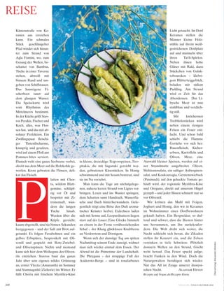 268 VOGUE.DE / VOGUE OKTOBER 2016
Küstenstraße von Ke-
rames aus erreichen
kann. Ein schmales
Stück geschlängelter
Pfad windet sich hinun-
ter zum Strand von
Agia Fontini, wo, zum
Gesang der Wellen, be-
schattet von Bambus,
Tische in einer Taverne
stehen, altweiß mit
blauem Rand und um-
geben von Schiffstauen.
Das hauseigene Fi-
scherboot tanzt auf
dem glasigen Wasser.
Die Speisekarte wird
vom Rhythmus des
Mittelmeers bestimmt.
In der Küche grillt Stav-
ros Perakis, Fischer und
Koch, alles, was Flos-
sen hat, und das mit ab-
soluter Perfektion. Ein
Zwillingspaar fleischi-
ger Tintenfischarme,
knusprig und gesalzen,
wird auf einem Floß aus
Pommes frites serviert.
Danach weht eine ganze Seebrasse vorbei,
direkt aus dem Meer auf die Holzkohle ge-
worfen. Kross gebraten die Flossen, deli-
kat das Fleisch.
latten mit Chor-
ta, wildem Blatt-
gemüse, schlüpf-
rig vor Öl und
bespritzt mit Zi-
tronensaft, wan-
dern die langen
Tische hinab.
Werden über die
Köpfe gereicht;
kaum abgestellt, sind sie binnen Sekunden
leergegessen – und der Saft mit Brot auf-
getunkt. Es folgen Favabohnen und ein
gelbes Erbspüree, besprenkelt mit Oli-
venöl und gespickt mit Rote-Zwiebel-
und Olivenspänen. Nichts und niemand
kann sich hier dem Weiheguss des Oliven-
öls entziehen. Stavros baut das ganze
Jahr über sein eigenes wildes Grünzeug
an, erntet Vleeta (Amaranth) im Sommer
und Stamnagathi (Zichorie) im Winter. Er
füllt Chorta mit frischem Myzithra-Käse
in kleine, dreieckige Teigvorspeisen, Tiro-
pitakia, die mit Saganaki gereicht wer-
den, gebratenen Käsestücken. In Honig
schwimmend und mit Sesam bestreut, sind
sie im Nu verzehrt.
Man kann die Tage am nächstgelege-
nen, nahezu leeren Strand von Ligres ver-
bringen. Lesen und ins Wasser springen,
dem Schatten samt Handtuch, Wasserfla-
sche und Buch hinterherwandern. Gele-
gentlich trägt eine Brise den Duft aroma-
tischer Kräuter herbei, Eidechsen laden
sich mit Sonne auf, Leopardnattern liegen
starr auf der Lauer. Eine Glocke bimmelt
an einem in der Ferne vorüberziehenden
Schaf – der Klang glücklosen Knabberns
an Verdorrtem und Dornigem.
Wenn sich der dunstige Tag am späten
Nachmittag seinem Ende zuneigt, widmet
man sich wieder einmal dem Essen. Der
Abend ist die Primetime der Landschaft.
Die Phrygana – der struppige Fuß der
Asideroto-Berge – sind in rosafarbenes
Licht getaucht. Im Dorf
Kerames stellen die
Männer kleine Holz-
stühle auf ihrem weiß-
gestrichenen Dorfplatz
auf und murmeln über
ihren Tavli-Spielen.
Neben ihnen hohe
Gläser mit Raki, dazu
Stückchen von Galak-
tobourekos – klebri-
gem Blätterteiggebäck,
beladen mit süßem
Pudding. Am Strand
wird es Zeit für das
Abendessen. Das Li-
bysche Meer ist nun
stahlblau und verdäch-
tig still.
Mit knöchernen
Treibholzstücken wird
neben einem riesigen
Felsen ein Feuer ent-
facht. Und schon bald
schiebt die Flamme
Gerüche vor sich her:
Hasenfleisch, Kicher-
erbsen, Kartoffeln und
Oliven. Meze, eine
Auswahl kleiner Speisen, werden auf ei-
ner Strandmatte ausgebreitet. Oliven,
Melitzanosalata, ein saftiger Auberginen-
salat, und Koukouvagia, Gerstenzwieback
(Paximadi), auf den gehackte Tomate ge-
häuft wird, der regionale Myzithra-Käse
und Oregano, direkt auf unserem Hügel
gezupft – und jeder Bissen schnurrt nur so
vor Olivenöl.
Wir krönen das Mahl mit Feigen,
Joghurt und Honig, den wir in Kerames
im Wohnzimmer eines Dorfbewohners
gekauft haben. Ein Bergnektar, so duf-
tend und schwer, dass die Bienen hinter
uns hersummen, um ihn zurückzufor-
dern. Die Welt dreht sich weiter, die
Nacht schleicht sich heran, die Zikaden
stellen ihr Konzert ein, und die Felsen
versinken in tiefe Schwärze. Plötzlich
donnern Wellen an den Strand, Gischt
weht herauf. Das Feuer spuckt aufge-
bracht Funken in den Wind. Doch die
Naturgewalten beruhigen sich wieder.
Nur das All ist Zeuge unserer dionysi-
schen Nacht. Alastair Hendy
Rezepte auf Vogue.de/Rezepte-Kreta
p
REisE
Übersetzung:AlexanderMenden
 