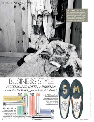 14 V O G U E B U S I N E S S
Fotos:PatrikAndersson/TrunkArchive(1);allePreiseunverbindlich
MEINE! Handgefertigt
und personalisierbar mit
Materialien, Motiven, Farb-
gebung und Initialen. Slipper
des US-Labels Stubbs &
Wootton, um 450 $.
Stubbsandwootton.com
TARNFARBEN
Bunte Concealer opti-
mieren das Hautbild: Apri-
kose kaschiert etwa Pig-
mentflecke, Augenringe
verschwinden mit Gelb, Grün neutralisiert Rötungen,
und Blau bringt Frische. „Fix It Colour“ von Dior, je 35 $.
ACCESSOIRES, IDEEN, ADRESSEN
Favoriten für Reisen, Job und die Zeit danach
BUSINESS STYLE
BUSINESS NEWS & STYLE
ALLES IN ORDNUNG
Klug, humorvoll und nur ausnahms-
weise mit erhobenem Zeigefinger lie-
fert Harriet Griffey in ihrem kleinen
Ratgeber „Endlich aufgeräumt“ Tipps
fürs Ausmisten, Organisieren und
Dingeregeln. Eden Books, 12,95 $.
 