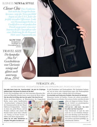 28 V o G u e B u s i n e s s
Fotos:LauraGliesche(1);allePreiseunverbindliich
BUSINESS NEWS & STYLE
KATRIN WARNEKE, PRODUKTDESIGNERIN UND ERFINDERIN DER „TROSTCHOCOLADE”
Fast jeder kennt heute die „Trostchocolade“, die jetzt ihr 20-jähriges
Jubiläum feiert. Wie kamen Sie damals auf die Idee?
Zu der Zeit beschäftigte mich, wie man trauernden Menschen Bei-
stand und Mitgefühl schenken kann, wenn einem die Worte fehlen.
War das sofort ein Erfolg, oder kam der später? Was löste ihn aus?
Schon im kleinen Rahmen, im Museumsshop des Guggenheim
Berlin, waren meine handbemalten
„Trostchocoladen“ erfolgreich. Durch
die Zusammenarbeit mit den Hussel-
Süßwaren-Fachgeschäften bekamen
sie dann eine große Präsenz, und das
Produkt etablierte sich schnell. Den
Kunden haben meine Ideen offenbar
von Anfang an Freude bereitet, sie
fühlten sich direkt angesprochen.
Haben Sie mit vielen Nachahmern zu
kämpfen? Wie gehen Sie damit um?
5 FRAGEN AN…
Es gibt Nachahmer und Nachempfinder. Die Nachahmer bedaure
ich, weil sie keine echte Eigenleistung zeigen. Die Nachempfinder
achte ich, wenn sie gute, originäre Ideen hervorbringen.
Sie entwickeln auch stetig neue Produkte. Was kommt als Nächstes?
Momentan forsche ich darüber, Genuss mit echtem gesundheit-
lichem Nutzen zu verbinden. Ein weiteres Gebiet, mit dem ich mich
schon seit längerem befasse: Kosme-
tik im Umfeld von psychologischen
Themen zu untersuchen.
Und was tun – oder essen – Sie, wenn
Sie selbst mal Trost brauchen?
Gute Schokolade ist auch für mich
nach wie vor ein tröstliches Schman-
kerl, wird allerdings noch übertroffen
durch die wärmende Umarmung mei-
nes Liebsten und durch geduldige, an-
teilnehmende Zuhörer. BS
Clever Chic Dass Funktiona-
lität nicht das Design beschrän-
ken muss, zeigt das Newcomerlabel
Argent aus den USA. Jeder der
perfekt sitzenden Officewear-Looks
von Hosenanzügen bis hin zu
Etuikleidern ist mit praktischen
Details ausgestattet: etwa einer
Innentasche fürs Smartphone oder
einer Halterung für die Keycard.
Mehr unter Argentwork.com.
TRAVEL SIZE
Die kompakte
„Mia Fit“-
Gesichtsbürste
von Clarisonic
reinigt und
glättet auch
unterwegs,
10 cm, 219 e.
SLOWTIME
Mundgeblasenes
stundenglas von
choosingkeeping.com,
um 35 $.
 
