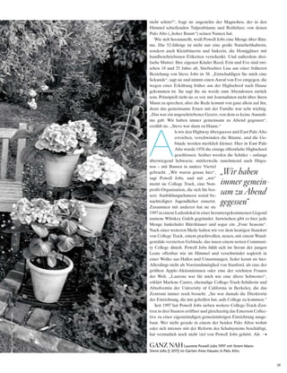 39
Foto:ContourbyGettyImages
GANZ NAH Laurene Powell Jobs 1997 mit ihrem Mann
Steve Jobs († 2011) im Garten ihres Hauses in Palo Alto.
„Wir haben
immer gemein-
sam zu Abend
gegessen“
nicht schön?“, fragt sie angesichts der Magnolien, der in den
Himmel schießenden Tulpenbäume und Rothölzer, von denen
Palo Alto („hoher Baum“) seinen Namen hat.
Wie sich herausstellt, weiß Powell Jobs eine Menge über Bäu-
me. Die 52-Jährige ist nicht nur eine große Naturliebhaberin,
sondern auch Kleinbäuerin und Imkerin, die Honiggläser mit
handbeschriebenen Etiketten verschenkt. Und außerdem drei-
fache Mutter: Ihre eigenen Kinder Reed, Erin und Eve sind zwi-
schen 18 und 25 Jahre alt, Stieftochter Lisa aus einer früheren
Beziehung von Steve Jobs ist 38. „Entschuldigen Sie mich eine
Sekunde“, sagt sie und nimmt einen Anruf von Eve entgegen, die
wegen einer Erkältung früher aus der Highschool nach Hause
gekommen ist. Sie sagt ihr, sie werde zum Abendessen zurück
sein. Prinzipiell zieht sie es vor, mit Journalisten nicht über ihren
Mann zu sprechen, aber die Rede kommt von ganz allein auf ihn,
denn das gemeinsame Essen mit der Familie war sehr wichtig.
„Das war ein ungeschriebenes Gesetz, von dem es keine Ausnah-
me gab: Wir haben immer gemeinsam zu Abend gegessen“,
erzählt sie. „Steve war dann zu Hause.“
A
ls wir den Highway überqueren und East Palo Alto
erreichen, verschwinden die Bäume, und die Ge-
bäude werden merklich kleiner. Hier in East Palo
Alto wurde 1976 die einzige öffentliche Highschool
geschlossen. Seither werden die Schüler – anfangs
überwiegend Schwarze, mittlerweile zunehmend auch Hispa-
nos – mit Bussen in andere Viertel
gebracht. „Wir waren genau hier“,
sagt Powell Jobs, und mit „wir“
meint sie College Track, eine Non-
profit-Organisation, die sich für bes-
sere Ausbildungschancen sozial be-
nachteiligter Jugendlicher einsetzt.
Zusammen mit anderen hat sie sie
1997 in einem Ladenlokal in einer heruntergekommenen Gegend
namens Whiskey Gulch gegründet. Inzwischen gibt es hier jede
Menge funkelnder Bürohäuser und sogar ein „Four Seasons“.
Nach einer weiteren Meile halten wir vor dem heutigen Standort
von College Track, einem prachtvollen, neuen, mit einem Wand-
gemälde verzierten Gebäude, das innen einem netten Communi-
ty College ähnelt. Powell Jobs fühlt sich im Strom der jungen
Leute offenbar wie im Himmel und verschwindet sogleich in
einer Wolke aus Hallos und Umarmungen. Jeder kennt sie hier.
Allerdings nicht als Vorstandsmitglied von Stanford, als eine der
größten Apple-Aktionärinnen oder eine der reichsten Frauen
der Welt. „Laurene war für mich wie eine ältere Schwester“,
erklärt Marlene Castro, ehemalige College-Track-Schülerin und
Absolventin der University of California in Berkeley, die das
Zentrum immer noch besucht. „Sie war damals die Direktorin
der Einrichtung, die mir geholfen hat, aufs College zu kommen.“
Seit 1997 hat Powell Jobs sieben weitere College-Track-Zen-
tren in drei Staaten eröffnet und gleichzeitig das Emerson Collec-
tive zu einer eigenständigen gemeinnützigen Einrichtung ausge-
baut. Wer nicht gerade in einem der beiden Palo Altos wohnt
oder sich intensiv mit der Reform des Schulsystems beschäftigt,
hat vermutlich noch nicht viel von Powell Jobs gehört. Als
 