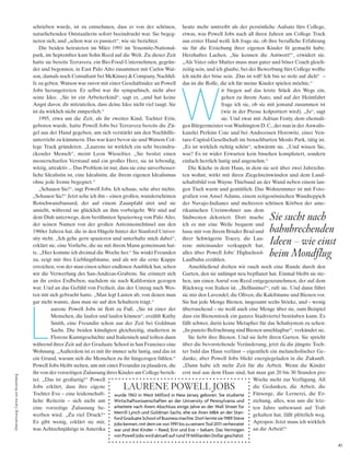 41
schrieben wurde, ist zu entnehmen, dass er von der schönen,
naturliebenden Oststaatlerin sofort beeindruckt war. Sie begeg-
neten sich, und „schon war es passiert“, wie sie berichtet.
Die beiden heirateten im März 1991 im Yosemite-National-
park, im September kam Sohn Reed auf die Welt. Zu dieser Zeit
hatte sie bereits Terravera, ein Bio-Food-Unternehmen, gegrün-
det und begonnen, in East Palo Alto zusammen mit Carlos Wat-
son, damals noch Consultant bei McKinsey&Company, Nachhil-
fe zu geben. Watson war zuvor mit einer Geschäftsidee an Powell
Jobs herangetreten. Er selbst war ihr sympathisch, nicht aber
seine Idee. „Sie ist ein Arbeiterkind“, sagt er, „und hat keine
Angst davor, dir mitzuteilen, dass deine Idee nicht viel taugt. Sie
ist da wirklich nicht zimperlich.“
1995, etwa um die Zeit, als ihr zweites Kind, Tochter Erin,
geboren wurde, hatte Powell Jobs bei Terravera bereits die Zü-
gel aus der Hand gegeben, um sich verstärkt um den Nachhilfe-
unterricht zu kümmern. Das war kurz bevor sie und Watson Col-
lege Track gründeten. „Laurene ist wirklich ein sehr beeindru-
ckender Mensch“, meint Leon Wieseltier. „Sie besitzt einen
messerscharfen Verstand und ein großes Herz, sie ist lebendig,
witzig, attraktiv... Das Problem ist nur, dass sie eine unverbesser-
liche Idealistin ist, eine Idealistin, die ihrem eigenen Idealismus
ohne jede Ironie begegnet.“
„Schauen Sie!“, sagt Powell Jobs. Ich schaue, sehe aber nichts.
„Schauen Sie!“ Jetzt sehe ich ihn – einen großen, wunderschönen
Rotschwanzbussard, der auf einem Zaunpfahl sitzt und sie
ansieht, während sie glücklich an ihm vorbeigeht. Wir sind auf
dem Dish unterwegs, dem berühmten Spazierweg von Palo Alto,
der seinen Namen von der großen Antennenschüssel aus den
1960er Jahren hat, die in den Hügeln hinter der Stanford Univer-
sity steht. „Ich gehe gern spazieren und unterhalte mich dabei“,
erklärt sie, eine Vorliebe, die sie mit ihrem Mann gemeinsam hat-
te. „Hier komme ich dreimal die Woche her.“ Sie winkt Freunden
zu, zeigt mir ihre Lieblingsbäume, und als wir die erste Kuppe
erreichen, von der man einen schier endlosen Ausblick hat, sehen
wir die Verwerfung des San-Andreas-Grabens. Sie erinnert sich
an ihr erstes Erdbeben, nachdem sie nach Kalifornien gezogen
war. Und an das Gefühl von Freiheit, das der Umzug nach Wes-
ten mit sich gebracht hatte. „Man legt Lasten ab, von denen man
gar nicht wusste, dass man sie auf den Schultern trägt.“
L
aurene Powell Jobs ist flott zu Fuß. „Sie ist einer der
Menschen, die laufen und laufen können“, erzählt Kathy
Smith, eine Freundin schon aus der Zeit bei Goldman
Sachs. Die beiden kündigten gleichzeitig, studierten in
Florenz Kunstgeschichte und Italienisch und teilten dann
während ihrer Zeit auf der Graduate School in San Francisco eine
Wohnung. „Außerdem ist es mit ihr immer sehr lustig, und das ist
ein Grund, warum sich die Menschen zu ihr hingezogen fühlen.“
Powell Jobs bleibt stehen, um mit einer Freundin zu plaudern, die
ihr von der vorzeitigen Zulassung ihres Kindes am College berich-
tet. „Das ist großartig!“ Powell
Jobs erklärt, dass ihre eigene
Tochter Eve – eine leidenschaft-
liche Reiterin – sich nicht um
eine vorzeitige Zulassung be-
werben wird. „Zu viel Druck!“
Es gibt wenig, erklärt sie mir,
was Achtzehnjährige in Amerika
heute mehr umtreibt als der persönliche Aufsatz fürs College,
etwas, was Powell Jobs nach all ihren Jahren am College Track
aus erster Hand weiß. Ich frage sie, ob ihre berufliche Erfahrung
sie für die Erziehung ihrer eigenen Kinder fit gemacht habe.
Herzhaftes Lachen. „Sie kennen die Antwort!“, erwidert sie.
„Als Vater oder Mutter muss man guter und böser Coach gleich-
zeitig sein, und ich glaube, bei der Bewerbung fürs College wollte
ich nicht der böse sein. ‚Das ist toll! Ich bin so stolz auf dich!‘ –
das ist die Rolle, die ich für meine Kinder spielen möchte.“
W
ir biegen auf das letzte Stück des Wegs ein,
gehen zu ihrem Auto, und auf der Heimfahrt
frage ich sie, ob sie mit jemand zusammen ist
(wie in der Presse kolportiert wird). „Ja“, sagt
sie. Und zwar mit Adrian Fenty, dem ehemali-
gen Bürgermeister von Washington D.C., der nun in der Anwalts-
kanzlei Perkins Coie und bei Andreessen Horowitz, einer Ven-
ture-Capital-Gesellschaft im benachbarten Menlo Park, tätig ist.
„Es ist wirklich richtig schön“, schwärmt sie. „Und wissen Sie,
was? Es ist wider Erwarten kein bisschen kompliziert, sondern
einfach herrlich lustig und angenehm.“
Die Küche in dem Haus, in dem sie seit über zwei Jahrzehn-
ten wohnt, wirkt mit ihren Ziegelsteinwänden und dem Land-
schaftsbild von Wayne Thiebaud an der Wand neben einem lan-
gen Tisch warm und gemütlich. Das Wohnzimmer ist mit Foto-
grafien von Ansel Adams, einem zeitgenössischen Wandteppich
der Navajo-Indianer und mehreren schönen Körben der ame-
rikanischen Ureinwohner aus dem
Südwesten dekoriert. Dort mache
ich es mir eine Weile bequem und
lasse mir von ihrem Bruder Brad und
ihrer Schwägerin Tracey, die Lau-
rene miteinander verkuppelt hat,
alles über Powell Jobs’ Highschool-
Laufbahn erzählen.
Anschließend drehen wir rasch noch eine Runde durch den
Garten, den sie unlängst neu bepflanzt hat. Einmal bleibt sie ste-
hen, um einen Anruf von Reed entgegenzunehmen, der auf dem
Rückweg von Italien ist. „Bellissimo!“, ruft sie. Und dann führt
sie mir den Lavendel, die Oliven, die Kakibäume und Bienen vor.
Sie hat jede Menge Bienen, insgesamt sechs Stöcke, und – wenig
überraschend – sie weiß auch eine Menge über sie, zum Beispiel
dass ein Bienenstock ein ganzes Stadtviertel bestäuben kann. Es
fällt schwer, darin keine Metapher für das Schulsystem zu sehen:
„In puncto Befruchtung sind Bienen unschlagbar“, verkündet sie.
Sie liebt ihre Bienen. Und sie liebt ihren Garten. Sie spricht
über die bevorstehende Veränderung, jetzt da die jüngste Toch-
ter bald das Haus verlässt – eigentlich ein melancholischer Ge-
danke, aber Powell Jobs blickt energiegeladen in die Zukunft.
„Dann habe ich mehr Zeit für die Arbeit. Wenn die Kinder
erst mal aus dem Haus sind, hat man gut 20 bis 30 Stunden pro
Woche mehr zur Verfügung. All
die Gedanken, die Arbeit, die
Fürsorge, die Lernerei, die Er-
ziehung, alles, was uns die letz-
ten Jahre unbewusst auf Trab
gehalten hat, fällt plötzlich weg.
Apropos: Jetzt muss ich wirklich
an die Arbeit!“
wurde 1963 in West Milford in new Jersey geboren. sie studierte
Wirtschaftswissenschaften an der university of Pennsylvania und
arbeitete nach ihrem abschluss einige Jahre an der Wall street für
Merrill lynch und Goldman sachs, ehe sie ihren MBa an der stan­
fordGraduateschoolofBusinessmachte.dortlerntesie1989steve
Jobskennen,mitdemsievon1991biszuseinemtod2011verheiratet
war und drei kinder – reed, erin und eve – bekam. das Vermögen
vonPowellJobswirdaktuellaufrund19Milliardendollargeschätzt.
LAURENE POWELL JOBS
Sie sucht nach
bahnbrechenden
Ideen – wie einst
beim Mondflug
Übersetzung:CarinavonEnzenberg
 