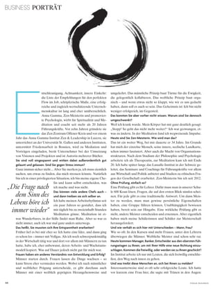 BUSINESS PORTRÄT
44 V o G u e B u s i n e s s
E
ntschleunigung, Achtsamkeit, innere Einkehr:
die Liste der Empfehlungen für den perfekten
Flow im Job, schöpferische Muße, eine erfolg-
reiche und zugleich wertschätzende Unterneh-
menskultur ist lang und eher unübersichtlich.
Anna Gamma, Zen-Meisterin und promovier-
te Psychologin, wirbt für Spiritualität und Me-
ditation und coacht seit mehr als 20 Jahren
Führungskräfte. Vor zehn Jahren gründete sie
das Zen Zentrum Offener Kreis und vor einem
Jahr das Anna Gamma Institut Zen & Leadership in Luzern, sie
unterrichtet an der Universität St. Gallen und anderen Instituten,
unterstützt Friedensarbeit in Bosnien, wird zu Mediation und
Vorträgen eingeladen, berät Unternehmer bei der Umsetzung
von Visionen und Projekten und ist Autorin mehrerer Bücher.
Sie sind voll eingespannt und wirken dabei außerordentlich gut
gelaunt und gelassen. Sind Sie gegen Stress immun?
Ganz immun sicher nicht... Aber Sie merken ja, ich muss ziemlich
suchen, um etwas zu finden, das mich stressen könnte. Natürlich
bin ich in einer privilegierten Situation, ich bin meine eigene Che-
fin und kann selbst entscheiden, was
ich mache und was nicht.
Das können viele andere Chefs auch –
und dann treiben sie sich selber an.
Ich habe meinen Arbeitsrhythmus seit
ein paar Jahren so gestaltet, dass ich
mir täglich bis zu zweieinhalb Stunden
Meditation gönne. Meditation ist et-
was Wunderbares, in der Stille findet man Ruhe. Aber so war es
nicht immer, auch ich war mal ganz anders unterwegs.
Das heißt, Sie mussten sich Ihre Entspanntheit erarbeiten?
Früher lief es bei mir eher so: Ich hatte eine Idee, und dann ging
es schon los – immer mit Vollgas. Als ich noch schwerpunktmäßig
in der Wirtschaft tätig war und dort vor allem mit Männern zu tun
hatte, habe ich, eher unbewusst, deren Arbeits- und Wachstums-
modell kopiert. Was auf Dauer jedoch nicht gut für mich war.
Frauen haben ein anderes Verständnis von Entwicklung und Erfolg?
Männer starten durch. Frauen lassen die Dinge wachsen – so
kann Stress eher vermieden werden. Wobei ich nach männlicher
und weiblicher Prägung unterscheide, es gibt durchaus auch
Männer mit einer weiblich geprägten Herangehensweise und
umgekehrt. Das männliche Prinzip baut Türme für die Ewigkeit,
die gelegentlich kollabieren. Das weibliche Prinzip baut orga-
nisch – und wenn etwas nicht so klappt, wie wir es uns gedacht
haben, dann soll es auch so sein. Das Geheimnis ist: Ich bin nicht
weniger erfolgreich, im Gegenteil.
Das konnten Sie aber vorher nicht wissen. Warum sind Sie dennoch
umgeschwenkt?
Weil ich krank wurde. Mein Körper hat mir ganz deutlich gesagt:
„Stopp! So geht das nicht mehr weiter!“ Ich war gezwungen, et-
was zu ändern. In der Meditation fand ich wegweisende Impulse.
Heute sind Sie Zen-Meisterin. Wie wird man das?
Das ist ein weiter Weg, bei mir dauerte er 34 Jahre. Im Grunde
hat mich der einzelne Mensch, seine innere, seelische Landkarte,
schon immer fasziniert. Aber auch die Macht von Organisations-
strukturen. Nach dem Studium der Philosophie und Psychologie
arbeitete ich als Therapeutin, zur Meditation kam ich mit Ende
20. Ich habe später lange das Lassalle-Institut in der Schweiz ge-
leitet, das Seminare und Coachings für Führungskräfte vor allem
aus Wirtschaft und Politik anbietet und Studien zu ethischen Fra-
gen der Gesellschaft erarbeitet. Zen-Meisterin bin ich seit 2012.
Ohne Prüfung, einfach so?
Eine Prüfung gibt es für Lehrer. Dafür muss man in unserer Schu-
le 600 Koan lösen, Fragen, die auf den ersten Blick sinnlos schei-
nen. Für jede gibt es eine traditionelle Antwort. Um dann Meis-
ter zu werden, muss man gewisse persönliche Eigenschaften
haben, eine Gruppe führen können, Unabhängigkeit bewiesen
haben, bereit sein zur Hingabe. Eine wirkliche Prüfung gibt es
nicht, andere Meister entscheiden und ernennen. Aber eigentlich
haben mich meine Schülerinnen und Schüler zur Meisterschaft
herausgefordert.
Und wie verhält es sich hier mit Unterschieden – Mann, Frau?
Wie so oft: In den Kursen sind mehr Frauen, unter den Lehrern
überwiegen die Männer. Weibliche Meister sind schon sehr rar.
Heute kommen Manager, Banker, Entscheider aus den obersten Füh-
rungsetagen zu Ihnen, um mit Ihrer Hilfe eine neue Richtung einzu-
schlagen. Kommen die freiwillig, oder werden sie zu Ihnen geschickt?
Im Institut arbeite ich nur mit Leuten, die sich freiwillig entschlie-
ßen, den Weg nach innen zu gehen.
Und was treibt diese Menschen an, sich bei Ihnen zu melden?
Interessanterweise sind es oft sehr erfolgreiche Leute. Ich hatte
vor kurzem eine Frau hier, die sagte mit Tränen in den Augen:
„Die Frage nach
dem Sinn des
Lebens höre ich
immer wieder“
 