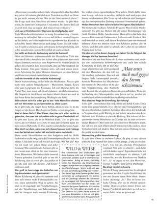 45
„Man muss
auch mal gegen
den Strom
schwimmen“
„Wenn man von außen schaut, habe ich eigentlich alles, beruflich
wie privat. Ich müsste glücklich sein. Trotzdem weiß ich im Grun-
de gar nicht, warum ich bin. Was ist der Sinn meines Lebens?“
Die Frage nach dem Sinn höre ich immer wieder. Es gibt Men-
schen, die damit ins Grab gehen. Und andere, bei denen das Leid
so groß wird, dass sie sagen: „Ich muss etwas verändern.“
Und was ist Ihre Erkenntnis? Was kann da schiefgelaufen sein?
Viele Menschen übernehmen zu wenig Verantwortung – Verant-
wortung für sich selbst. Sie verlieren sich in ihrer totalen Hingabe
an die Arbeit, und dabei verlieren sie irgendwann den Kontakt zu
sich selbst. Immer öfter sind es auch junge Leute, die sich verhei-
zen. Es gibt so etwas wie eine unbewusste Lebenseinstellung, sich
selbst auszubeuten, sowohl körperlich als auch seelisch.
Das heißt, am Ende der Ausbeutung wartet der Burnout?
Oder ein Hörsturz, schlimmstenfalls der Herzinfarkt. Viele ma-
chen den Fehler, dass sie in der Arbeit alles geben und dann nach
Hause kommen, um sofort zum Auspowern ins Fitness-Studio zu
gehen. Sie erlauben dem Körper nicht, dass er zwischendurch zur
Ruhe kommt. Eine gute Medizin wäre, sich nach einem inten-
siven Arbeitstag für zehn Minuten hinzulegen, so dass Körper
und Geist erst einmal runterfahren können.
Und wie vermeide ich die seelische Ausbeutung?
Durch Seelennahrung, in der Stille der Meditation. Aber es gibt
noch viele andere Möglichkeiten – Musizieren, Singen, Lesen
oder gute Gespräche mit Freunden. Ich zum Beispiel liebe die
Natur. Nur, man muss sich drauf einlassen, wirklich eintauchen.
Mit Stöpseln in den Ohren und lauter Musik finden wir auch in
der Natur keine Seelennahrung. Wichtig ist die Stille.
Stille scheint nicht für jeden gut zu sein. Viele Menschen schütten
sich mit Aktivitäten zu und vermeiden es, allein zu sein.
Ja, es gibt viele, die Angst davor haben, allein zu sein. Es ist die
Angst vor der Leere. Die Angst, im Nichts verlorenzugehen.
Was ist dieses Nichts? Das Wissen, dass man sich selbst nichts zu
geben hat, dass man mit sich selbst nicht in guter Gesellschaft ist?
Es gibt eine Leere, die ist in Wahrheit Fülle. Und es gibt eine
Leere, die ist wirklich leer. Dort, wo man sich verlieren kann, wo
kein innerer Halt mehr ist. Das macht verständlicherweise Angst.
Aber doch nur dann, wenn man sich dessen bewusst wird. Solange
man den Betrieb am Laufen hält und nicht weiter nachdenkt...
Diese totale Identifikation mit den Aufgaben und der Rolle
funktioniert nicht ewig, auch der Vorstandsposten bleibt nicht für
immer. Und dann stellt sich wieder die Frage: Wer bin ich? Wer
bin ich noch vor jedem Rang und jeder
Leistung? Die sinnstiftende Antwort gibt es
nur, wenn man offen ist für eine transzen-
dente Dimension. Wir haben dafür tausend
Namen gefunden. Letztlich geht es um die
Erfahrung, dass es etwas gibt, das größer ist
als ich, und dass ich diesem „All-Einen“
vertrauen darf.
Wie groß ist heutzutage das Bedürfnis von
Top-Entscheidern nach Spiritualität?
Meine Erfahrung ist, dass sie zunimmt und
dass sich immer mehr Führungskräfte ou-
ten, einen spirituellen Weg zu gehen. Sie
sind zu oft zugedeckt mit Verpflichtungen,
mit der Verarbeitung von Informationen,
und sie hungern nach innerer Erfahrung.
Sie wollen einen eigenständigen Weg gehen. Doch dafür muss
man lernen, sich treu zu werden, vielleicht auch mal gegen den
Strom zu schwimmen. Die Treue zu sich selbst ist ein Grundprin-
zip, das zum spirituellen Training in meiner Gemeinschaft gehört.
Wollen Menschen denn nicht viel lieber ihr eigenes Ideal erfüllen?
Wir wollen alle wachsen. Aber die Frage ist: Was ist mein Wachs-
tumsziel? Es gibt das Haben mit all seinen Belohnungen wie
Geld, Funktion, Rolle, Anerkennung. Dann gibt es das Sein, den
inneren Reichtum wie Gelassenheit, Lebensfreude, Freiheit. Wir
sind innerlich so reich, und diesen Reichtum kann uns niemand
nehmen. Aber wir müssen nach den Schätzen graben, das ist
Arbeit, und das geht nicht so schnell. Der Lohn ist ein tieferer
Zugang zum Leben.
Wie übersetzen Sie diesen „Zugang zum Leben“ für die Tätigkeit der
Manager, die Ihre Seminare besuchen?
Menschen, die mit dem Strom des Lebens verbunden sind, strah-
len eine authentische Selbstkompetenz aus, auch ihre soziale
Kompetenz ist hoch. Oft ist die Chef-
etage abgehoben und nicht genügend
mit den Menschen, die den Job vor
Ort machen, verbunden. Was sich auf
längere Sicht katastrophal auswirkt,
denn die Motivation der Mitarbeiten-
den nimmt ab. Das andere ist die glo-
bale Verantwortung, also Nachteile
oder Kosten, die wir späteren Generationen aufbürden. Wenn die
Verbindung der Führungskräfte zum Leben tief ist, werden sie
sensibel und selbstverständlicher nachhaltig wirtschaften.
Also alles eine Frage der Einstellung, der Haltung?
Jedes gute Unternehmen hat ein Leitbild und Ethik-Codes. Doch
wenn man genau hinsieht, ist es oft nur eine Hochglanzfolie, gut
für den öffentlichen Auftritt, die leider allzu oft in der Schublade
in Vergessenheit gerät. Wichtig ist der Schritt zwischen dem Leit-
bild und dem Verhalten – eben die Haltung. Wie schaue ich bei-
spielsweise meine Mitarbeiter an? Denke ich, da sitzt ein neuro-
tischer Haufen? Oder kann ich den einzelnen Menschen sehen,
der sich wie ich nach Glück sehnt? Schon wird alles anders, mein
Verhalten wird sich ändern. Das hat mit innerer Haltung zu tun,
die geübt werden kann.
Was war Ihre größte Herausforderung?
Es gab eine Phase in meinem Leben, da ging es mir extrem
schlecht. Ein Freund hat dann zu mir gesagt: „Fang an zu dan-
ken“, was ich als absolute Provokation
empfand. Mir geht es schlecht – und dafür
soll ich danke sagen? Irgendwann habe ich
tatsächlich angefangen zu danken. Und
wissen Sie, was die Kurzform von Danken
ist? „Ja“ zu sagen zu mir, den Menschen,
meiner Aufgabe, dem Leben überhaupt.
Das klingt ziemlich schwierig.
Mit der Übung kann auch hier Leichtigkeit
gewonnen werden. Es gibt Zen-Meister, die
nur mit diesem einen Wort üben. Immer.
Jeden Atemzug: „Ja.“ Das ist keine ein-
fache Übung, aber sie ist absolut spitzen-
mäßig. Denn es gehen immer Türen auf.
Immer! Vielleicht nicht dort, wo ich sie er-
wartet habe. Aber sie gehen auf.
WilD & WEisE
ihre erkenntnisse und erfahrungen gibt
anna Gamma nicht nur in Vorträgen und
seminaren, sondern auch in mehreren Bü­
chern weiter. „ruhig im sturm. Zen­Weis­
heiten für Menschen, die Verantwortung
tragen“ wurde eben neu aufgelegt. Weitere
Veröffentlichungen: „schön, wild und wei­
se“ und „lichtheilung als Weg zum Frieden“.
Zen, darauf legt anna Gamma großen Wert,
vermittelt sie undogmatisch. im institut
und in coachings arbeitet die schweize­
rin vorwiegend mit Führungskräften, aber
auch „mit Menschen von der straße. ich
brauche das ganze spektrum, ich möchte
frei sein.“ Vor zehn Jahren gründete sie ein
Zen­Zentrum in luzern. heute träumt sie
von einer einsiedelei, in die sie sich gele­
gentlichzurückziehenkann.annagamma.ch
Redaktion:RitaKohlmaier
 