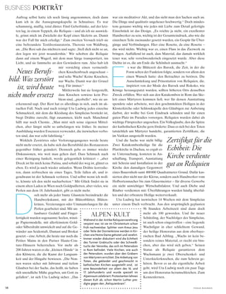 BUSINESS PORTRÄT
58 V o G u e B u s i n e s s
Auftrag selbst hatte ich noch lässig angenommen, doch dann
kam ich in die Aussegnungskapelle in Schnaitsee. Es war
schummrig, muffig, total düster. Fünf Gebetbänke, auf der letz-
ten lag, in einem Teppich, die Reliquie – und als ich sie auswick-
le, grinst mich im Zwielicht der Kopf eines Skeletts an. Damit
war der Fall für mich erledigt.“ Zum zweiten Versuch trieb sie
eine befreundete Textilrestauratorin, Theresia von Waldburg,
an. „Die Resi sah das nüchtern und sagte: ,Stell dich nicht so an,
den legen wir jetzt woandershin.‘ Wir schoben die Reliquie
dann auf einem Wagerl, mit dem man Särge transportiert, ins
Licht, und sie fummelte an den Gewändern rum. Also hab ich
mir vorsichtig einen vermeintli-
chen Knochenbruch angeschaut –
und sehe Wachs! Keine Knochen,
nur Wachs. Damit war der Grusel
weg. Für immer.“
Mittlerweile hat sie festgestellt,
dass Knochen sowieso kein Pro-
blem sind, „picobello“, wie sie an-
erkennend sagt. Der Rest hat es allerdings in sich, auch im ak-
tuellen Fall. Nach und nach reinigt Uta Ludwig jedes einzelne
Schmuckteil, mit dem die Kleidung des Simplicius bestückt ist,
biegt Drähte zurecht, fügt zusammen, klebt nach. Manchmal
hilft nur noch Chemie. „Man mixt sich seine eigenen Mittel-
chen, aber längst nicht so unbefangen wie früher. In meiner
Ausbildung wurden Essenzen verwendet, die inzwischen verbo-
ten sind, das war echt fahrlässig.“
Wirklich Zerstörtes oder Verlorengegangenes werde heute
nicht mehr ersetzt, da habe sich das Berufsbild des Restaurators
gegenüber früher geändert. Dennoch gebe es immer wieder
Diskussionen, wie weit man gehen darf. Dass Schmuck nach
einer Reinigung funkelt, werde gelegentlich kritisiert – „aber
Dreck ist für mich keine Patina, und sobald der weg ist, glänzt es
eben. Es wird ja auch wieder anlaufen. Wenn Drähte korrodie-
ren, dann zerbrechen sie eines Tages, Teile fallen ab, und ir-
gendwann ist der Schmuck verloren. Und selbst wenn ich woll-
te, könnte ich den nicht nacharbeiten.“ Mit Glück findet sie in
einem alten Laden in Wien noch Goldpailletten, aber vieles, wie
Perlen aus dem 18. Jahrhundert, gibt es nicht mehr.
och mehr als jeder bunte Glasstein beeindruckt die
Handwerkskunst, mit der Blütenblätter, Blüten-
kränze, Verzierungen oder Ummantelungen für die
Perlen gearbeitet sind. Mit un-
fassbarer Geduld und Finger-
fertigkeit wurden sogenannte Seelen, winzi-
ge Papiermodelle, mit allerfeinstem Gold-
oder Silberdraht umwickelt und auf die Ge-
wänder aus Seidentaft, Damast und Brokat
gesetzt – eine Arbeit, die heute nur noch die
Petites Mains in den Pariser Haute-Cou-
ture-Häusern beherrschen. Vor mehr als
200 Jahren waren es die „kleinen Hände“ in
den Klöstern, die die Kunst der Langsam-
keit und der Hingabe bewiesen. „Die Non-
nen waren sicher mit Inbrunst und tiefem
Glauben bei der Sache, das heißt, sie haben
sich unendliche Mühe gegeben, um Gott zu
gefallen“, ist sich Uta Ludwig sicher. „Das
war ein meditativer Akt, und das sieht man den Sachen auch an.
Die Dinge sind qualitativ ungeheuer hochwertig.“ Doch mindes-
tens genauso wichtig wie jedes mit Liebe zum Detail gefertigte
Einzelstück ist das Design. „Es reichte ja nicht, ein exzellenter
Handwerker zu sein, wichtig ist der Gesamteindruck, also wie die
einzelnen Teile zueinander gesetzt wurden, ein Gespür für Über-
gänge und Verbindungen. Hier eine Rosette, da eine Rosette –
das wird nichts. Wichtig war es, einen Fluss in das Zierwerk zu
bringen. Auffallend ist auch, dass Material, das damals wirklich
teuer war, sehr verschwenderisch eingesetzt wurde. Aber diese
Dichte ist es, die am Ende die Schönheit ausmacht.“
s war die Blütezeit des Barock, die Zeit, in der die
Form selten der Funktion folgte, sondern vor allem den
einen Wunsch hatte: den Betrachter zu betören. Die
Ausschmückung und Präsentation von Reliquien, die,
inspiriert von der Mode des Barock und Rokoko, wie
Könige herausgeputzt wurden, sollten höheren Orts denselben
Zweck erfüllen. Wer sich aus den Katakomben in Rom das Ske-
lett eines Märtyrers kommen ließ, wer für dessen Ausstattung
spendete oder arbeitete, wer den geschmückten Heiligen in der
Klosterkirche oder Schlosskapelle den Gläubigen zur Anbetung
darbot, der wollte bei Gott Eindruck schinden und für einen
guten Platz im Paradies vorsorgen. Reliquien wurden dabei als
wichtige Fürsprecher angesehen. Ein Volksglaube, den die Spitze
der katholischen Kirche gern förderte: Dass es sich bei den Toten
tatsächlich um Märtyrer handelte, garantierten Zertifikate, die
im Vatikan ausgestellt wurden.
Und die Sache war nicht billig:
Zwei Katakombenheilige für die
Pfarrkirche in Dachau, so ergab ei-
ne Untersuchung, kosteten in An-
schaffung, Transport, Ausstattung
mit Schrein und Installation in der
Kirche den damaligen Gegenwert
eines Bauernhofs samt 400000 Quadratmeter Grund. Dafür kas-
sierten aber nicht nur der Klerus, sondern auch Handwerker vom
Hofbortenmacher bis zum Glasermeister – für diverse Gewerbe
ein nicht unwichtiger Wirtschaftsfaktor. Und auch Diebe und
Räuber verdienten mit: Überführungen wurden häufig überfal-
len und der erbeutete Heilige weiterverkauft.
Uta Ludwig hat inzwischen 14 Wochen mit dem Simplicius
unter einem Dach verbracht. Aus den ursprünglich geplanten
96 Stunden Arbeitszeit sind dann doch
mehr als 100 geworden. Und ihr neuer
Schützling, der Nachfolger des Simplicius,
ist auch schon eingetroffen – eine liegende
Wachsfigur in eher schlichtem Gewand,
der heilige Honoratus aus dem oberbaye-
rischen Bad Aibling. „Wachs ist kein be-
sonders reines Material, er riecht ein biss-
chen, aber das wird sich geben.“ Seinen
Status als Reliquie garantieren dem
Wachsmann je zwei Oberschenkel- und
Unterkieferknochen, die zum Schrein ge-
hören. Bevor es an die eigentliche Arbeit
geht, wird Uta Ludwig noch ein paar Tage
um den Honoratus herumschleichen. Zum
Kennenlernen.
Während in der antike reliquienverehrung
verpönt war, ist sie im christentum schon
früh nachweisbar. splitter vom kreuz Jesu
oder teile der dornenkrone werden in kir­
chen wie notre dame gehütet und verehrt.
immer wieder diskutiert wird die echtheit
des turiner Grabtuchs oder des schweiß­
tuchs der Veronika, das sich im Petersdom
in rom befindet. Viele kirchen, wie auch
der Petersdom, wurden über den Gräbern
von Märtyrern errichtet. die anbetung von
toten, die gekleidet und geschmückt in
katholischen kirchen ausgestellt sind, ist
eine Besonderheit vor allem des 16. und
17. Jahrhunderts und wurde speziell im
alpenraumzelebriert.Protestantenlehnen
diesen kult ab, schon Martin luther pre­
digte gegen den „reliquienkram“.
AlpEn-kult
Zertifikat für die
Echtheit: Die
Kirche verdiente
gut an Reliquien
Neues Berufs-
bild: Was zerstört
ist, wird heute
nicht mehr ersetzt
E
D
 