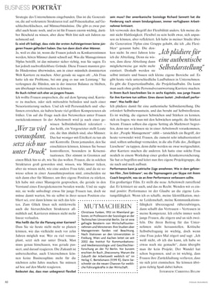 BUSINESS PORTRÄT
62 V o G u e B u s i n e s s
Strategie des Unternehmens eingebunden. Das ist die Generati-
on, die auf verkrustete Strukturen traf: auf Präsenzkultur, auf Ge-
schlechterklischees, auf Männerbündnisse. Die gibt es zwar par-
allel auch heute noch, und es ist für Frauen enorm wichtig, darü-
ber Bescheid zu wissen, aber diese Welt löst sich seit Jahren zu-
nehmend auf.
Es wird oft beklagt, dass viele der ersten Aufsteigerinnen keine jün-
geren Frauen gefördert haben. Das tun dann doch eher Männer.
Ja, weil es chic ist, wenn die Frauen jedoch zu Konkurrentinnen
werden, hören Männer damit schnell auf. Was die Managerinnen
50plus betrifft, ist das mitunter sicher richtig, was Sie sagen. Es
hat jedoch nachvollziehbare Gründe. Diese Frauen mussten gro-
ße Hindernisse überwinden, um in einer männlich dominierten
Welt Karriere zu machen. Aber gerade sie sagen oft: „Als Frau
hatte ich nie Probleme, bei mir ging es nur um Leistung.“ Sie
verleugnen die Hürden, um in der inneren Balance zu bleiben,
um überhaupt weitermachen zu können.
Ihr Buch richtet sich eher an jüngere Frauen.
Ich wollte Frauen ansprechen, die auf dem Sprung sind, Karrie-
re zu machen, oder sich mittendrin befinden und nach einer
Neuorientierung suchen. Und ich will Personalchefs und -che-
finnen erreichen, sie haben heute viel größere Kompetenzen als
früher. Um auf die Frage nach den Netzwerken unter Frauen
zurückzukommen: In der Arbeitswelt wird ja nach einer ge-
wissen Selbstähnlichkeit rekrutiert –
das heißt, ein Vorgesetzter stellt Leute
ein, die ihm ähnlich sind, also Männer.
Das hat weniger mit Eitelkeit zu tun als
mit Kontrolle. Denn jemanden, den Sie
einschätzen können, können Sie besser
kontrollieren, besonders in Krisensi-
tuationen. Der stimmt in Gremien auf
einen Blick hin so ab, wie Sie das wollen. Frauen, die in solchen
Strukturen groß geworden sind, wissen, wie Männer ticken,
aber sie wissen nicht, wie eine andere Frau tickt, und da sie so-
wieso schon in einer Ausnahmeposition sind, entscheiden sie
sich dann eher für Männer, um ihre eigene Position zu stärken.
Ich habe mit einer Managerin gesprochen, die gerade in den
Vorstand eines Energiekonzerns berufen wurde. Und sie sagte
mir, sie wolle unbedingt etwas für junge Frauen tun, doch sie
müsse damit warten, bis sie selbst in ihrer neuen Position eta-
bliert sei, erst dann könne sie sich das leis-
ten. Zum Glück lösen sich mittlerweile
auch die hierarchischen Strukturen all-
mählich auf, Karrieren müssen nicht mehr
linear verlaufen.
Was heißt das für die Planung einer Karriere?
Dass Sie sie heute nicht mehr so planen
können, wie das vielleicht noch vor zehn
Jahren möglich war. Wer zu viel voraus-
plant, setzt sich nur unter Druck. Man
muss genau hinschauen, was gerade pas-
siert, und darauf reagieren. Die Zukunft ist
unberechenbar, auch Unternehmen kön-
nen keine Businesspläne mehr für die
nächsten zehn Jahre machen. Sie müssen
ad hoc auf den Markt reagieren.
Bedeutet das, dass man unbegrenzt flexibel
sein muss? Der amerikanische Soziologe Richard Sennett hat die
Forderung nach einem bindungslosen, immer verfügbaren Arbeit-
nehmer kritisiert.
Ich verwende den Begriff der Flexibilität anders. Ich meine da-
mit nicht Haltlosigkeit. Flexibel zu sein heißt zwar, sich anpas-
sen zu können, aber reflektiert. Ich habe in meiner Studie über
die Generation 35plus eine Gruppe gehabt, die ich „die Flexi-
blen“ genannt habe. Die den-
ken nicht: In zwei Jahren leite
ich die Abteilung. Denn sie wis-
sen, dass diese Abteilung dann
möglicherweise gar nicht mehr
existiert. Deshalb werden sie
selbst initiativ und bauen sich kleine eigene Bereiche auf. Es
gibt heute viele unterschiedliche Laufbahnen in Unternehmen.
Es gibt die Expertenlaufbahn, die Projektlaufbahn. Da kann
man auch ohne große Personalverantwortung Karriere machen.
In Ihrem Buch beschreiben Sie in sechs Kapiteln, was junge Frauen
für ihre Karriere tun sollten. Eines davon lautet: „Individuell perfor-
men“. Was heißt das?
Ich plädiere damit für eine authentische Selbstdarstellung. Die
erfordert Selbstbewusstsein, und das beruht auf Selbstreflexion.
Es ist wichtig, die eigenen Schwächen und Stärken zu kennen,
sich zu fragen, wie man mit den Schwächen umgeht, die Stärken
betont. Frauen sollten das eigene Setting als Marktwert begrei-
fen, denn nur so können sie in einer Arbeitswelt vorankommen,
in der „People Management“ zählt – tatsächlich ein Begriff, der
heute verwendet wird. Frauen, die zumeist sehr inhaltsorientiert
sind, sollten unbedingt vermeiden, in die alte Falle des „fleißigen
Lieschens“ zu tappen, denn dafür werden sie zwar wertgeschätzt,
aber Karriere machen die anderen. Ich hatte eine solche Frau
neulich in einem Workshop einer großen Krankenversicherung.
Sie hat es begriffen und leitet nun ihre eigene Projektgruppe, die
sie nach und nach aufbaut.
Performance kann ja satirische Züge annehmen. Wie in dem gefeier-
ten Film „Toni Erdmann“, wo die Topmanagerin per Skype mit ihrem
Coach bespricht, was sie an ihrer Performance verbessern sollte.
Ein großartiger Film. Er stellt die neue Arbeitswelt zutreffend
dar. Er kritisiert sie auch, und das zu Recht. Wenden wir es ein-
mal positiv: Performance ist der Glaube an die eigene Leis-
tungsfähigkeit. Wenn ich es schaffe, meine Identifikation, mei-
ne Leidenschaft, meine Kommunikations-
fähigkeit überzeugend rüberzubringen,
dann schafft das Vertrauen – Vertrauen in
meine Kompetenz. Ich erlebe immer noch
junge Frauen, die zögern und an sich zwei-
feln. Die ihren Beitrag für das Unter-
nehmen nicht herausstellen. Kritische
Selbstbefragung ist wichtig, doch wenn
eine Frau jedes Mal zögert und sagt: „Ich
weiß nicht, ob ich das kann, ich habe so
etwas noch nie gemacht“, dann übergibt
man ihr kein Projekt. Der Wandel hat
schon begonnen, und es ist wichtig, dass
Frauen ihre Zurückhaltung verlieren, dass
sie sich jetzt einmischen. Sie können übri-
gens richtig Spaß dabei haben.
Interview: Christina Bylow
MutMAchERin
christiane Funken, 1953 im rheinland ge­
boren, ist Professorin der soziologie an der
technischen universität Berlin. sie ist eine
gefragte Beraterin von Wirtschaftsunter­
nehmen und Ministerien. ihre studien über
Managerinnen fanden viel Beachtung.
nach stationen an den universitäten in
Freiburg, Wien und aachen leitet sie seit
2002 das institut für kommunikations­
und Mediensoziologie und Geschlechter­
forschung an der tu Berlin. Vor kurzem
erschien ihr Buch „sheconomy. Warum die
Zukunft der arbeitswelt weiblich ist“ im
Verlag c. Bertelsmann (17,99 $). darin be­
schreibt sie die neuen chancen für weibli­
che Führungskräfte in der Wirtschaft.
„Ich plädiere für
eine authentische
Selbstdarstellung“
„Wer zu viel
vorausplant,
setzt sich nur
unter Druck“
 