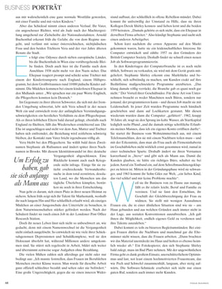 BUSINESS PORTRÄT
68 V o G u e B u s i n e s s
aus mir wahrscheinlich eine ganz normale Westfälin geworden,
mit einer Familie und mit vielen Kindern.“
Aber das Schicksal nimmt einen anderen Verlauf. Ihr Vater,
ein angesehener Richter, wird als Jude nach der Machtergrei-
fung umgehend zur Zielscheibe der Nationalsozialisten. Arnold
Buchenthal erkennt früh die Gefahr, die von dem Regime aus-
geht, und verlässt mit seiner österreichischen, nichtjüdischen
Frau und den beiden Töchtern Vera und der vier Jahre älteren
Renate die Stadt.
E
s folgt eine Odyssee durch sieben europäische Länder,
bis die Buchenthals in Wien eine vorübergehende Blei-
be finden. Doch auch hier ist die Familie nach dem
Anschluss 1938 nicht mehr vor den Nazis sicher. Das
Ehepaar reagiert prompt und schickt seine Töchter mit
einem der Kindertransporte nach England, einem Hilfspro-
gramm, bei dem Großbritannien rund 10000 jüdische Kinder auf-
nimmt. Die Mädchen kommen bei einem kinderlosen Ehepaar in
den Midlands unter. „Wir sprachen nur ein paar Worte Englisch,
die Pflegeeltern konnten kein Deutsch.“
Im Gegensatz zu ihrer älteren Schwester, die sich mit der frem-
den Umgebung schwertut, lebt sich Vera schnell in der neuen
Welt ein und entwickelt trotz der anfänglichen Verständigungs-
schwierigkeiten ein herzliches Verhältnis zu dem Pflegeehepaar.
Als es ihren leiblichen Eltern bald darauf gelingt, ebenfalls nach
England zu flüchten, fällt das Wiedersehen ernüchternd aus: Die
Ehe ist angeschlagen und steht vor dem Aus, Mutter und Tochter
haben sich entfremdet, die Beziehung wird zeitlebens schwierig
bleiben, der Kontakt zum Vater bricht irgendwann völlig ab.
Vera bleibt bei den Pflegeeltern. Sie wählt bald ihren Zweit-
namen Stephanie als Rufnamen und ändert später ihren Nach-
namen in Brooks. Mit diesem Identitätswandel ist ihre deutsche
Vergangenheit abgeschlossen. Eine
Rückkehr kommt auch nach Kriegs-
ende nicht infrage. Einige für sie zu-
tiefst erschreckende Verwandtenbe-
suche in dem total zerstörten, desola-
ten Land, wo die Menschen um das
tägliche Überleben kämpfen, bestär-
ken sie noch in ihrer Entscheidung.
Nun geht es darum, sich einen Platz in ihrer neuen Heimat zu
sichern. Schon früh zeigt sich ihr Talent für Mathematik, weshalb
ihr nach langem Hin und Her schließlich erlaubt wird, als einziges
Mädchen an einer Jungenschule den Unterricht zu besuchen, in
dem Naturwissenschaften stärker gefördert werden. Nach der
Schulzeit findet sie rasch einen Job in der Londoner Post Office
Research Station.
Doch ihr neues Leben lässt sich nicht so unbeschwert an, wie
gedacht, denn mit einem Namenswechsel ist die Vergangenheit
nicht einfach ausgelöscht. So entwickelt sie wie viele ihrer Schick-
salsgenossen Depressionen und Schuldkomplexe, weil sie den
Holocaust überlebt hat, während Millionen andere umgekom-
men sind. Sie stürzt sich regelrecht in Arbeit, bildet sich weiter
und übernimmt zeitweise sogar Aufgaben ohne Bezahlung.
Die vielen Mühen zahlen sich allerdings gar nicht oder nur
bedingt aus: „Ich musste feststellen, dass Frauen im Berufsleben
Menschen zweiter Klasse waren. Man wurde für dieselbe Arbeit
ganz offiziell schlechter bezahlt und selten oder nie befördert.“
Eine große Ungerechtigkeit, gegen die sie einen inneren Wider-
stand aufbaut, der schließlich in offene Rebellion mündet. Dabei
kommt ihr unfreiwillig der Umstand zu Hilfe, dass sie ihren
Kollegen Derek Shirley kennen- und lieben lernt und die beiden
1959 heiraten. „Damals gehörte es sich nicht, dass ein Ehepaar in
derselben Firma arbeitet.“ Also kündigt Stephanie und sucht sich
einen anderen Arbeitgeber.
Schon kurz nachdem die ersten Apparate auf den Markt
gekommen waren, hatte sie ein leidenschaftliches Interesse für
Computer entwickelt und zählte 1957 zu den Gründern der
British Computer Society. Deshalb findet sie schnell einen neuen
Job als Softwareprogrammiererin.
In den Kindertagen der Computerbranche ist es noch nicht
üblich, Software zu verkaufen, sie wird mit dem Gerät gratis mit-
geliefert. Stephanie Shirley erkennt eine Marktlücke und be-
schließt, sich selbständig zu machen, um Kunden exakt auf ihre
Bedürfnisse maßgeschneiderte Programme anzubieten. „Das
klang damals völlig verrückt, die Branche gab es quasi noch gar
nicht.“ Der Vorteil ihrer Geschäftsidee: Für diese Art von Unter-
nehmen braucht es weder Maschinen noch Büros, sondern nur
jemand, der programmieren kann – und diesen Job macht sie mit
Leidenschaft. In jener Zeit wurden Programme noch händisch
geschrieben und dann auf Lochkarten gestanzt. Mit diesen
wiederum wurden dann die Computer „gefüttert“. 1962, knapp
30 Jahre alt, wagt sie den Sprung ins kalte Wasser, als Startkapital
lediglich sechs Pfund „und die damals nötige schriftliche Erlaub-
nis meines Mannes, dass ich ein eigenes Konto eröffnen durfte“.
Sie startet ihr Business vom Wohnzimmertisch aus, mit einem
Telefonanschluss, den sie mit einem Nachbarn teilen muss – und
mit der Erkenntnis, dass man als Frau auch als Firmeninhaberin
im Geschäftsleben nicht wirklich ernst genommen wird, zumal in
einer technischen Sparte. Deshalb ändert sie ihren Vornamen
kurzerhand in „Steve“ und gibt sich als Mann aus. Damit die
Kunden glauben, sie hätte ein richtiges Büro, schaltet sie bei
jedem Anruf ein Tonband ein, auf dem Schreibmaschinengeklap-
per zu hören ist. Mitten in der Gründungsphase wird sie schwan-
ger, und 1963 kommt ihr Sohn Giles zur Welt, „ein liebes Kind,
das viel schlief und mir keine Probleme machte“.
W
eil sie ihr Business von zu Hause aus managt,
fällt es ihr relativ leicht, Beruf und Familie zu
vereinen. Und sie fasst den Entschluss, ihr
Geschäft der Gleichberechtigung der Frau zu
widmen. Sie stellt mit wenigen Ausnahmen
Frauen ein, die in einer ähnlichen Situation sind wie sie – ans
Haus gebunden und aus welchen Gründen auch immer nicht in
der Lage, aus sozialen Konventionen auszubrechen. „Ich gab
ihnen die Möglichkeit, endlich eigenes Geld zu verdienen und
ihre Talente auszuleben.“
Dabei kommt es teils zu bizarren Begleitumständen: Bei eini-
gen Frauen dürfen die Nachbarn und manchmal gar die Ehe-
männer nicht wissen, dass die Frauen arbeiten. „Dann brachten
wir das Material unentdeckt ins Haus und holten es ebenso heim-
lich wieder ab.“ Ein Fotokopierer, den sich Stephanie Shirley
bald zulegt, muss im Bad Platz nehmen. Mit der ungewöhnlichen
Firma geht es dank großem Einsatz, unerschütterlichem Optimis-
mus und last, not least einem hochmotivierten Frauenteam, das
wie Pech und Schwefel zusammenhält, langsam, aber stetig auf-
wärts. Die Software-Schmiede erarbeitet sich nicht nur einen
guten Ruf, sondern auch immer mehr Kunden.
Um Erfolg zu
haben, gab
sie sich anfangs
als Mann aus
 