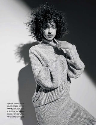 111
diese seite: eisgrauer oversize­
Pulli und passender rock von
STELLA MCCARTNEY. Goldring:
VANRYCKE. linke seite: eintei­
ler aus Pashmina mit halsschlei­
fe, um 1720 $, von ERMANNO
SCERVINO. Wadenlanger kasch­
mirmantel, um 7500 $, von
DIOR. ohrhänger und ring: LINE
& JO. sneaker: SAINT LAURENT.
 