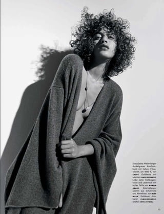 115
diese seite: Wadenlanges
dunkelgraues kaschmir­
kleid mit tiefem V­aus­
schnitt, um 1880 $, von
CHLOÉ. Goldkette mit
Münzen:FAMILIENBANDE.
linke seite: stehkragen­
bluse und lederrock mit
hoher taille von MARTIN
GRANT. knöchellanger
Mantel aus schurwolle
und kamelhaar, von MAX
MARA. Goldenes arm­
band: FAMILIENBANDE.
stiefel: SONIA RYKIEL.
 