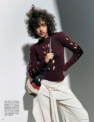 V o G u e B u s i n e s s116
diese seite: strickpullover
mit lochmuster, von ISABEL
MARANT. Weite hose mit
Bindegürtel, von PROENZA
SCHOULER.umhängetasche:
LONGCHAMP. rechte seite:
kleid aus einem seidenge­
misch, von BOSS. armkett­
chen: SASKIA DIEZ. sneaker:
SAINT LAURENT.
 