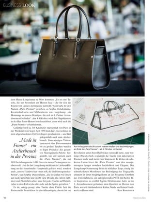 122
BUSINESS LOOK
V O G U E B U S I N E S S
Redaktion:RitaKohlmaier;Fotos:CourtesyLongchamp;allePreiseunverbindlich
Am Anfang steht die Skizze mit exakten Maßen und Beschreibungen,
am Ende die „Paris Premier“ – ab 4. Oktober im Handel.
dem Hause Longchamp zu Wort kommen: „Es ist eine Ta-
sche, die uns besonders am Herzen liegt – die für sich die
Essenz von Luxus à la française darstellt.“ Man habe ihr den
Namen „Paris Premier“ gegeben, so Sophie Delafontaine,
Kreativdirektorin und Mitbesitzerin von Longchamp, „als
Hommage an unsere Boutique, die sich im 1. Pariser Arron-
dissement befindet“. Am 4. Oktober wird der Flagshipstore
in der Rue Saint-Honoré wiedereröffnet, dann wird auch die
„Paris Premier“ erhältlich sein.
Gefertigt wird sie 315 Kilometer südwestlich von Paris in
der Werkstatt von Segré. Seit 1959 lässt das Unternehmen in
dem abgeschiedenen Ort bei Angers produzieren – und lädt
gelegentlich auch zum Atelier-
besuch. Vom winzigen Visiten-
kartenetui über Portemonnaies
bis zu großen Taschen werden
in Segré Produkte der gesam-
ten Maroquinerie-Palette her-
gestellt, wie seit kurzem auch
die „Paris Premier“, die mit
1650 beziehungsweise 1490 Euro ein neues Preissegment er-
obern soll. Und die bei Longchamp nicht nur als Liebeserklä-
rung an die französische Hauptstadt gefeiert wird, sondern
auch „unsere Handwerker ehren soll, die im Hintergrund ar-
beiten“, sagt Sophie Delafontaine. „Sie ist außen wie innen
aus Leder gefertigt, und es gibt viele Details, die extrem raffi-
niert sind. Natürlich achtet man bei jeder Tasche auf Details.
Aber in dem Fall ist das alles sehr auf die Spitze getrieben.“
Es ist, salopp gesagt, eine Tasche ohne Chichi. Seit die
Pariserin ihr Beutelchen für das Allernötigste, das sie bis zur
Revolution unter ihren Reifröcken versteckt hatte, zum Vor-
zeige-Objekt erhob, avancierte die Tasche vom dekorativen
Element mehr und mehr zum Statement. In Zeiten des dis-
kreten Luxus feiert die „Paris Premier“ nun den unange-
strengten Spagat zwischen Sachlichkeit und Eleganz. Der
Longchamp-Namenszug dient als schlichtes Logo, einzig die
schnörkellosen Metallösen zur Befestigung der Tragegriffe
erinnern in ihrer Steigbügelform an das bekannte Emblem
des Unternehmens, ein galoppierendes Pferd mit Reiter. Ih-
re Inspiration, so erzählt Sophie Delafontaine, habe sie im
1. Arrondissement gefunden, dem Quartier im Herzen von
Paris, wo seit Jahrhunderten Kultur, Mode und feines Hand-
werk zu Hause sind. Rita Kohlmaier
„Made in
France“ – ein
Atelierbesuch
in der Provinz
 