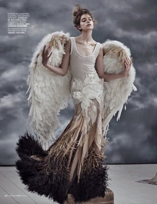 ПЛАТЬЕ ИЗ КАШЕМИРА
И ШЕЛКА, РАСШИТОГО
ПЕРЬЯМИ, GIVENCHY
BY RICCARDO TISCI;
КРЫЛЬЯ ИЗ ПЕРЬЕВ
(ЗДЕСЬ И ДАЛЕЕ), ERIC
CHARLES DONAMEN.
На странице справа.
НАКИДКА ИЗ ТЮЛЯ,
YANINA COUTURE.
128 V O G U E М А Й 2 0 1 6
 