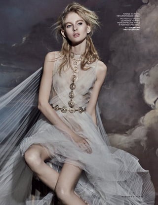 ПЛАТЬЕ ИЗ ТЮЛЯ,
МЕТАЛЛИЧЕСКОЕ КОЛЬЕ.
На странице справа.
ШЕЛКОВЫЕ ПЛАТЬЯ,
МЕТАЛЛИЧЕСКИЕ КОЛЬЕ
И НОЖНЫЕ БРАСЛЕТЫ.
ВСЕ VALENTINO
HAUTE COUTURE.
M A R I A N O V I V A N C O
 