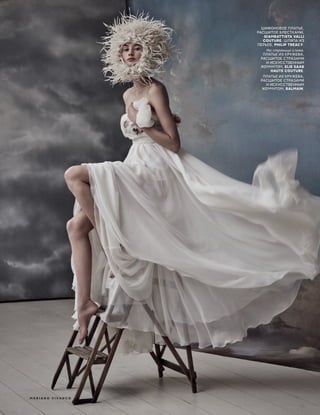 ШИФОНОВОЕ ПЛАТЬЕ,
РАСШИТОЕ БЛЕСТКАМИ,
GIAMBATTISTA VALLI
COUTURE; ШЛЯПА ИЗ
ПЕРЬЕВ, PHILIP TREACY.
На странице слева.
ПЛАТЬЕ ИЗ КРУЖЕВА,
РАСШИТОЕ СТРАЗАМИ
И ИСКУССТВЕННЫМ
ЖЕМЧУГОМ, ELIE SAAB
HAUTE COUTURE.
ПЛАТЬЕ ИЗ КРУЖЕВА,
РАСШИТОЕ СТРАЗАМИ
И ИСКУССТВЕННЫМ
ЖЕМЧУГОМ, BALMAIN.
M A R I A N O V I V A N C O
 