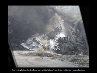 Sur cette photo prise jeudi, on aperçoit de la fumée sortir du cratère du volcan. Reuters 
