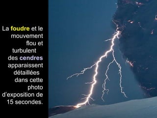 La  foudre  et le mouvement flou et turbulent  des  cendres  apparaissent détaillées  dans cette photo d’exposition de 15 secondes. 