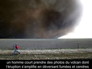 un homme court prendre des photos du volcan dont l’éruption s’amplifie en déversant fumées et cendres  (KOLBEINS HALLDOR / AFP / Getty Images)  