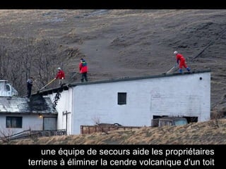 une équipe de secours aide les propriétaires terriens à éliminer la cendre volcanique d'un toit 