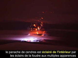 le panache de cendres est  éclairé de l'intérieur  par les éclairs de la foudre aux multiples apparences 