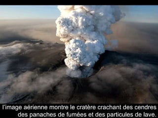 l’image aérienne montre le cratère crachant des cendres des panaches de fumées et des particules de lave. 