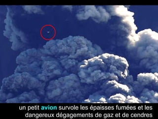 un petit  avion  survole les épaisses fumées et les dangereux dégagements de gaz et de cendres 