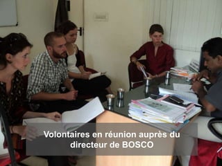 Volontaires en réunion auprès du
      directeur de BOSCO
 