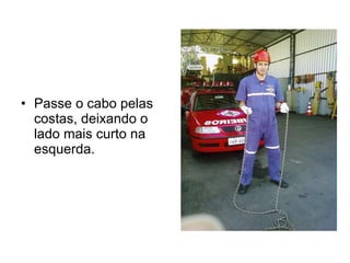 Passe o cabo pelas costas, deixando o lado mais curto na esquerda. 