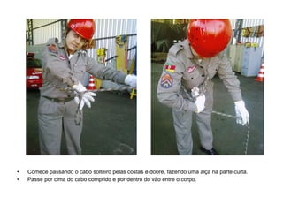 Comece passando o cabo solteiro pelas costas e dobre, fazendo uma alça na parte curta. Passe por cima do cabo comprido e por dentro do vão entre o corpo. 