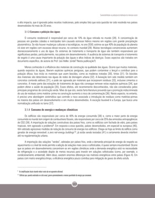 Sustentabilidade na produção da habitação de interesse social
103
e alto impacto, que é ignorado pelas receitas tradicionais, pelo simples fato que esta questão ter sido resolvida nos países
desenvolvidos há mais de 20 anos.
3.1.3 Consumo e poluição das águas
O consumo residencial é responsável por cerca de 10% da água retirada no mundo [28]. A concentração de
pessoas em grandes cidades e metrópoles tem causado estresse hídrico mesmo em regiões com grande precipitação
pluviométrica. Se não houver mudanças culturais e tecnológicas, no ano 2030, estima-se que 40% da população do planeta
irá viver em regiões com escassez desse recurso, no contexto mundial [29]. Muitas tecnologias convencionais aumentam
desnecessariamente o uso de água. Os sistemas de tratamento e transporte de água são também responsáveis por
significativas perdas, particularmente, nos países em desenvolvimento. A ausência de sistemas de transporte e tratamento
de esgoto é uma causa importante da poluição das águas e altos índices de doenças. Esses aspectos são tratados em
documento específico, de autoria do Prof. Leo Heller. (onde? Nesta publicação?)
Menos conhecida é a influência dos materiais de construção na qualidade das águas. Ocorre que muitos materiais,
quando expostos às águas, liberam espécies químicas perigosas, que podem contaminar o lençol e contribuir para a
poluição difusa. Isso inclui os materiais que usam biocidas, como as madeiras tratadas [30], tintas [31]. Os biocidas
dos materiais são detectáveis nas águas de redes de drenagem urbana [32]. A lixiviação tem sido medida também em
concretos contendo aditivos [31], e pode ser agravada por materiais que incorporam resíduos [33], inclusive cimentos e
concretos. A maior parte das estações de tratamento de água não consegue remover estas espécies químicas [34], que
podem afetar a saúde da população [35]. Esses efeitos, até recentemente desconhecidos, não são considerados pelos
principais programas de construção verde. Mais do que isto, existe farta literatura provando que a promoção indiscriminada
do uso de resíduos como matéria- prima na construção aumenta o risco de contaminação [36]. Neste aspecto, no entanto,
é preciso uma abordagem sistemática que controle o risco associado a introdução de resíduos como matérias-primas
na maioria dos países em desenvolvimento e em muitos desenvolvidos. A exceção louvável é a Europa, que busca uma
normalização unificada no tema [37].
3.1.4 Consumo de energia e mudanças climáticas
Os edifícios são responsáveis por cerca de 40% da energia consumida [38] e, como a maior parte da energia
consumida no mundo tem origem de combustíveis fósseis, são responsáveis por cerca de 25% das emissões antropogênicas
de CO2 [39]. A importação de soluções construtivas dos países frios, como os edifícios com fachada de vidro, para países
tropicais, tem agravado o problema9. Em resposta a essa questão, países desenvolvidos, em especial os europeus [40],
têm adotado agressivas medidas de redução de consumo de energia nos edifícios. Chega-se hoje ao limite do edifício como
gerador de energia renovável: o zero net-energy buildings10, já estão sendo testados [41] e certamente deverão interferir
até na regulamentação urbana.
A importação das soluções “verdes”, adotadas por países frios, onde a demanda principal de energia diz respeito ao
aquecimento e o nível de renda permite a adoção de soluções mais caras e sofisticadas, é quase sempre insustentável. Ocorre
que os países em desenvolvimento concentram-se em regiões climáticas onde a demanda energética está na necessidade
de refrigeração e a sociedade dispõe de menos recursos para investir em soluções sofisticadas (como, por exemplo, o
condicionamento ambiental). Além disso, existem enormes diferenças nas matrizes energéticas entre países (Figura 4). Em
países com matriz energética limpa, a eficiência energética pouco contribui para mitigação de gases do efeito estufa.
9	
As simplificações locais visando reduzir custo são um agravante adicional.
10	
Edifícios que, quando analisados no ciclo anual, geram aproximadamente a mesma quantidade de energia que consomem.
 